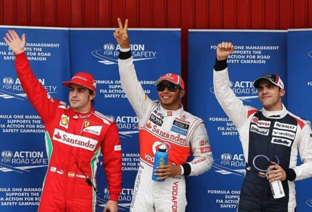 パストール・マルドナドのインスタグラム：「#tbt 🤚🏼✌🏾👊🏽 piedra - papel o tijera!  Muy buena foto con dos grandes. @fernandoalo_oficial @lewishamilton 🤚🏻✌🏾👊🏽 rock - paper - scissor  Great picture with great drivers. ————————————————— #greatmoments #champions #racing #f1 #stayathome #quedateencasa #top #staystrong #2020」