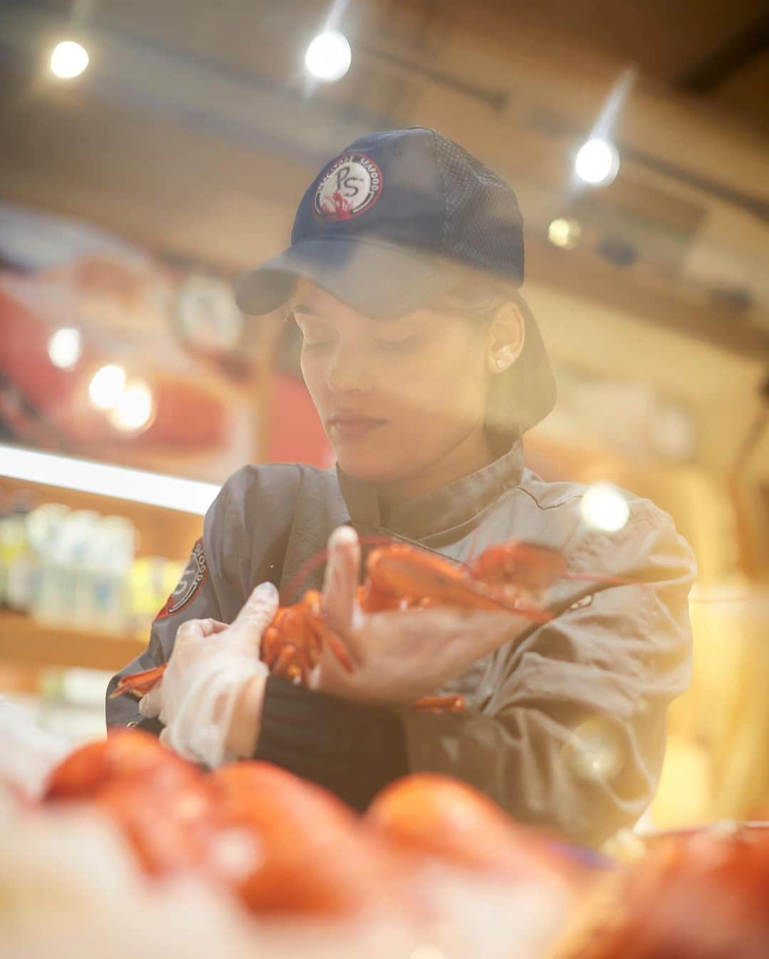 Vogueさんのインスタグラム写真 - (VogueInstagram)「With a face mask on and staying 6 feet away, photographer @strange.victory embarked on documenting the lives of the new first responders in New York: the city's grocery-store workers. Now among the city’s most crucial personnel, the grocery-store workers she spoke with know their roles have changed dramatically, with the current public health crisis turning them into a lifeline for families—and possibly the only other person a customer might talk to all day, or all week. Their jobs have grown to include absorbing and defraying the city’s tension; smiling, politely assisting. But they are also now exposed to new dangers.  Above: Viviana Robles, 22, from the Bronx, is a cashier at Westside Market in the East Village. “My mom is very weak and diabetic. I like hugging her and all that…but I try not to be that lovable with her [right now]. I say ‘I love you,’ but I could have some of the bacteria on my clothing, so, just in case, I haven’t been hugging as much.” “I do sometimes think about not coming in [to work], but someone else could take my spot here.” Tap the link in our bio to read more of their stories. Photographed by @strange.victory」3月27日 8時05分 - voguemagazine