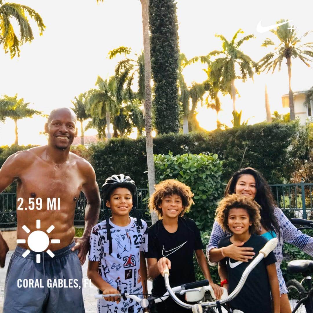 レイ・アレンのインスタグラム：「We got that family exercise in with the exception of two of them. One in another state (Tierra) and the other got a better offer from the world of "Call of Duty".(Rayray).🧐 I get it, video games are fun, just don't let them paralyze you into not being able to do anything else. Make sure you all find time to exercise during these uncertain times. With the exception of a few people most of us are home and not busy so no excuses. Just imagine if you ran or did pushups regularly over the last two weeks how much better physically you would be right now. Don't procrastinate, get going! #runningisfree #noexcuses #youeitherdoitoryoudont」