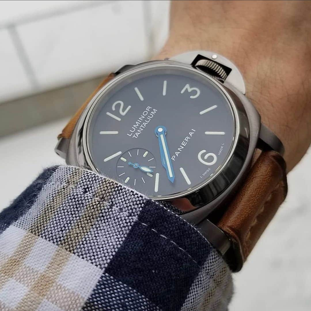 パネライのインスタグラム：「If you know then you know!  The subtly of the #Paneraj #PAM172 Tantalium with its blue hands is what makes this one of  my favorite pieces ever. Pic by buddy @hisham.mardambey #paneraicentral」