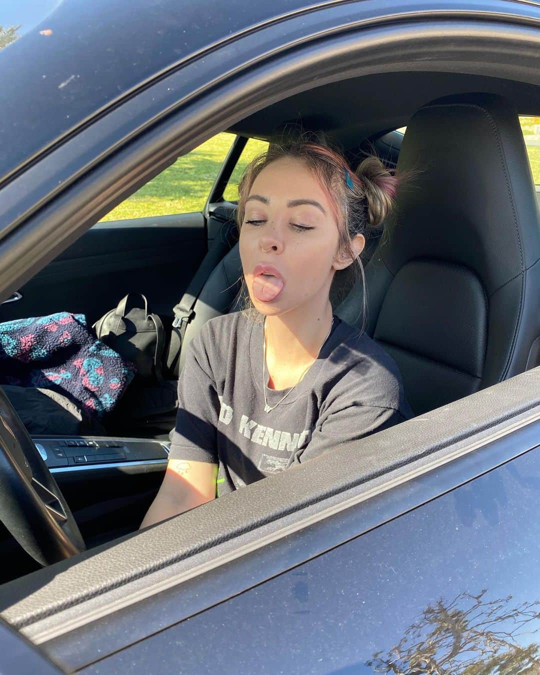 アリソン・ワンダーランドのインスタグラム：「did I do my hair real cute JUST to go to the grocery store because that’s the only place I can go to apart from my bed and living room? Yes. Yes I did.」