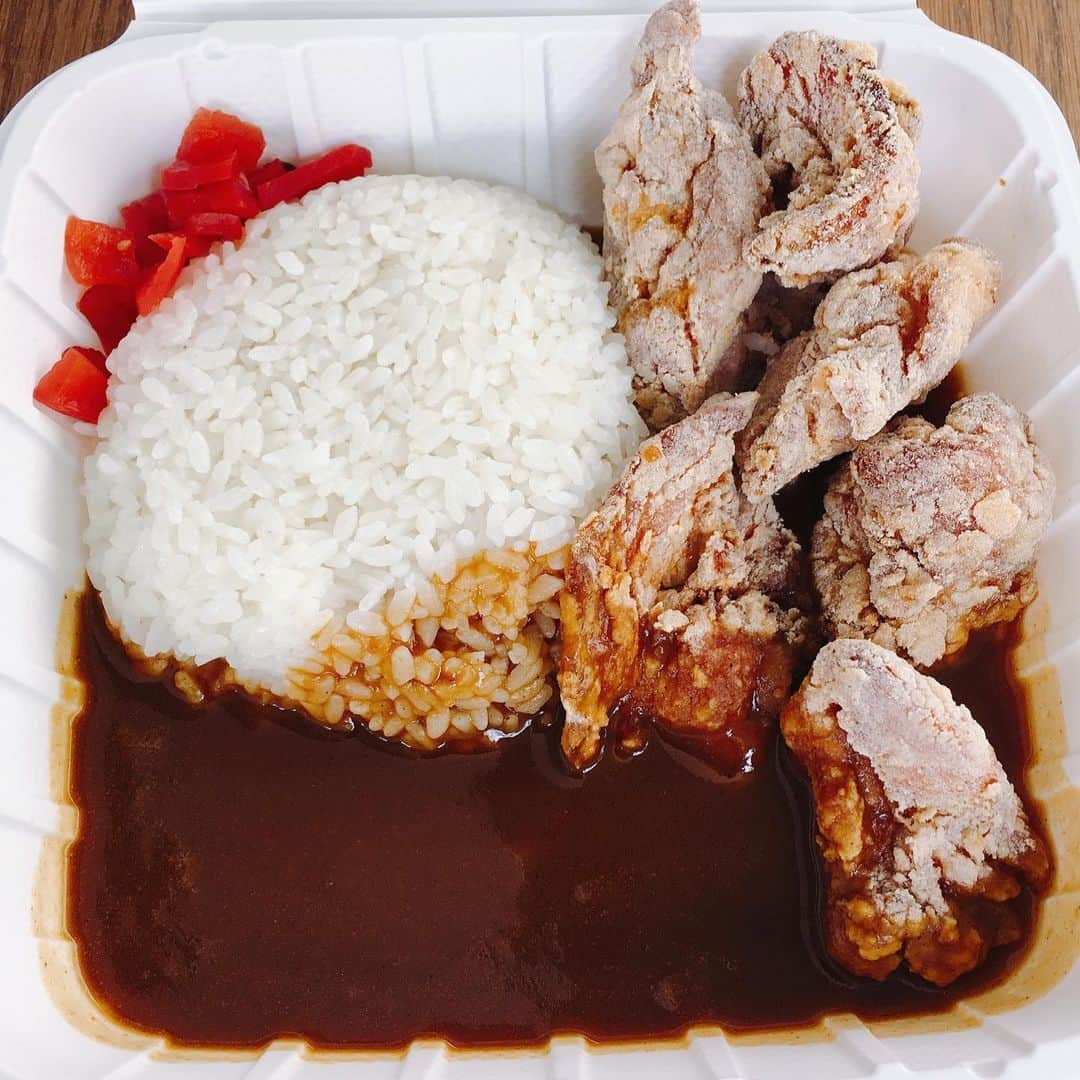 alohatable_waikikiのインスタグラム：「Mochiko Chickens Curry #alohatablewaikiki  テイクアウトスペシャル！ モチコチキンカレー  #takeoutzetton #togozetton #ubereats #stayhome #stayhealthy #eattakeout #goofy #zigu #alohasteakhouse #pleaseletusknowyourrequest #ゼットンハワイ テイクアウト承ります　#リクエストお聞かせ下さい！」