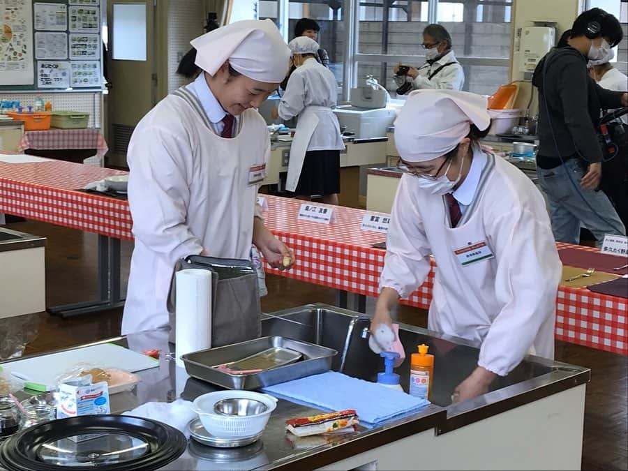 さが農村のインスタグラム：「. みなさんこんにちは！！ 今日は、佐賀県唐津市の唐津南高校での取組をご紹介します♪ . 唐津南高校生活教養科では、課題研究という授業の中、「佐賀の食材を届けよう」をテーマに活動をしています。 . 佐賀県の特産物や伝統野菜を地元の方、 県外の方に知っていただきたいと、 レシピを考えたり、様々な料理コンクールに応募してきました。 . その研究の成果として野菜たっぷりの料理からデザートまで地元農産物を使った『地産地消レシピ』を下記のブログでも公開していますので、 ぜひご覧いただき、興味のあるものを作ってみてください！！ . さが農村ひろばHPブログ https://saga-nouson.jp/blog/8886 . . . ■さが農村ひろばTOPページ https://saga-nouson.jp/ . . #さが農村#佐賀産#サガ#佐賀#saga#唐津南高校#地産地消レシピ」