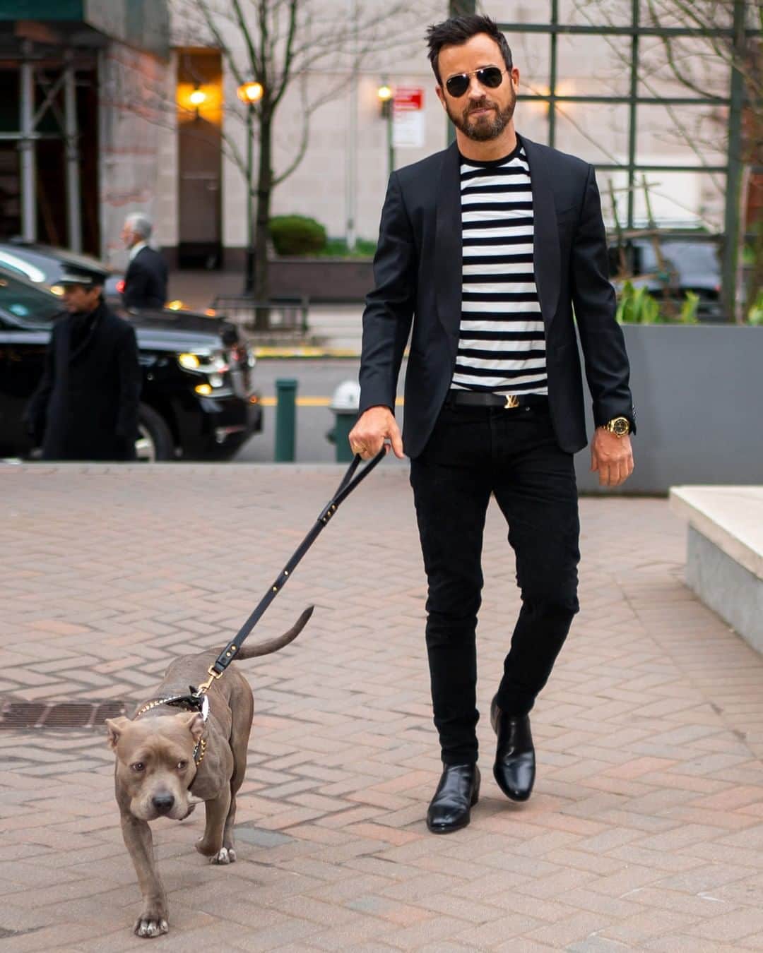 GQさんのインスタグラム写真 - (GQInstagram)「Justin Theroux, here with Kuma in 2019, knows that a walk is perfect time to get off the #BigFitoftheDay.」3月27日 8時30分 - gq