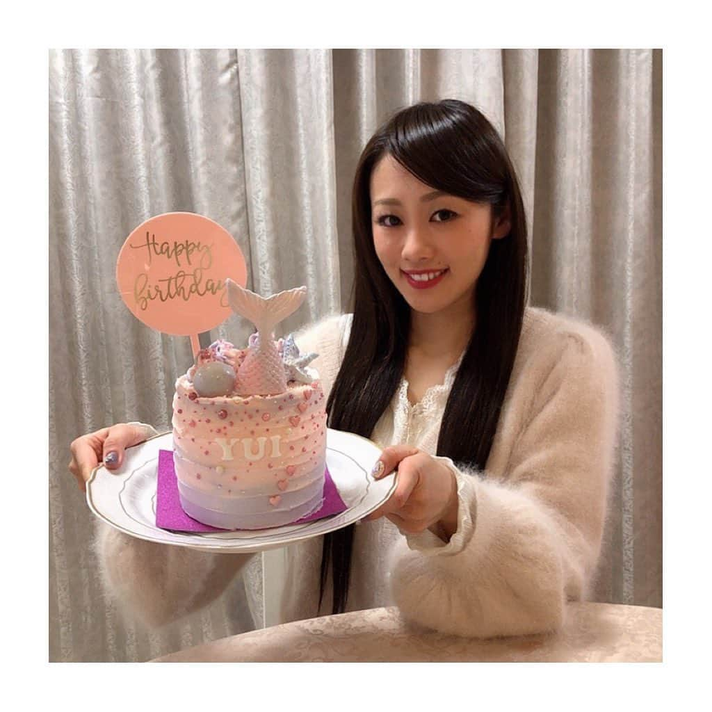 TricoloreMermaidsさんのインスタグラム写真 - (TricoloreMermaidsInstagram)「﻿ おはようございます！Yuiです！﻿ 先日はたくさんのお誕生日のコメント﻿ ありがとうございました😊🎉﻿ 一つ歳をとりさらにパワーアップした姿を皆さんに﻿ お見せ出来るよう練習に励みたいと思います😆✨﻿ ﻿ お誕生日ケーキは人魚をモチーフにしたもので﻿ 勿体ないですがヒレやヒトデも食べられます🧜🏻‍♀️﻿ ケーキはレモン味でさっぱりしていて﻿ 甘党ではない私にはちょうど良かったです🥰﻿ ﻿ 皆さんは甘党ですか🍭？辛党ですか🌶？﻿ ﻿ ✿︎Yui✿︎﻿ ﻿ #トリコロールマーメイズ ﻿ #fmarinos﻿ #0327﻿ #2020﻿ #yui﻿ #誕生日﻿ #誕生日ケーキ﻿ #マーメイドケーキ﻿ #mermaids﻿」3月27日 8時31分 - tricoloremermaids