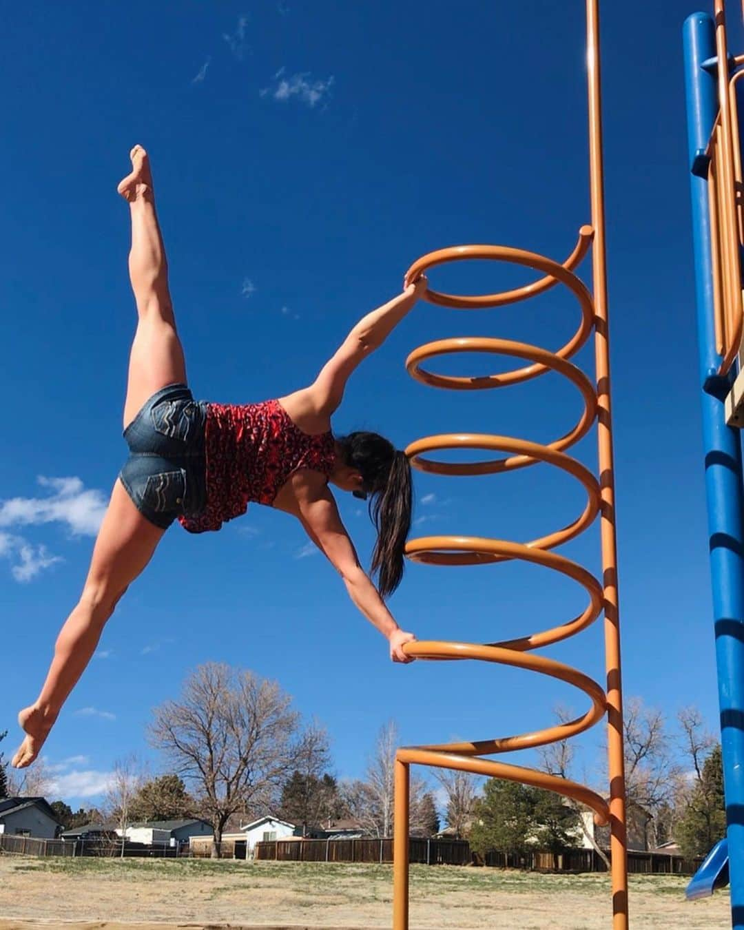 ミーガン・マスカリーナスさんのインスタグラム写真 - (ミーガン・マスカリーナスInstagram)「Being weird. I miss school. 📚 ••• #sunshine #colorado #springbreak2020 #polelife #diditforthegram」3月27日 8時46分 - mjclimbinginthesnow