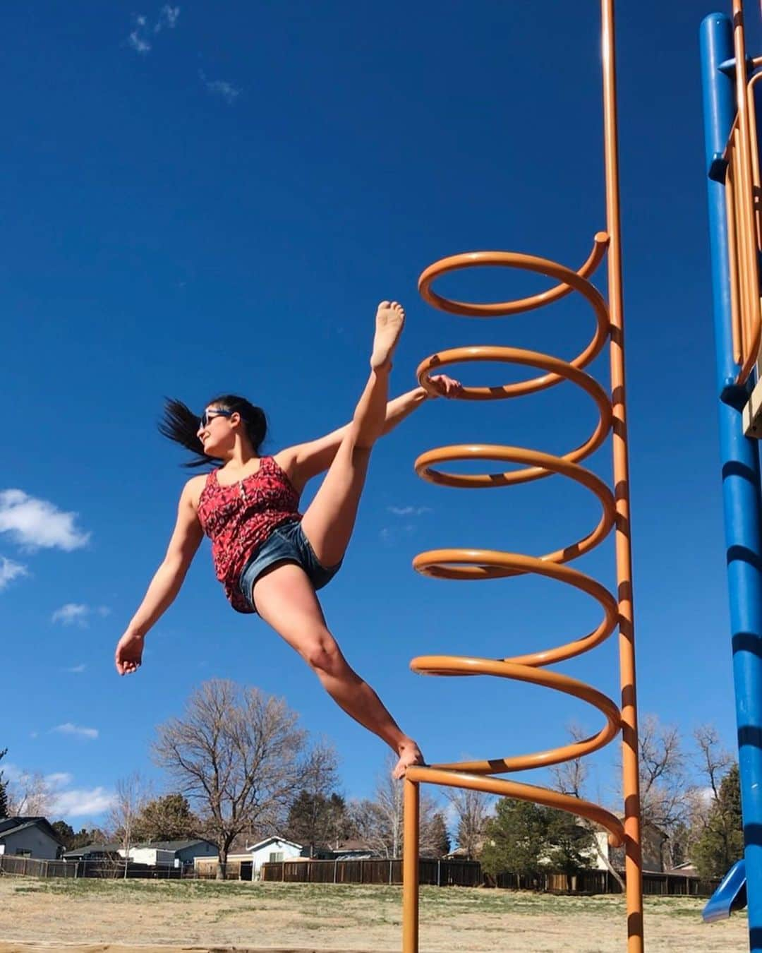 ミーガン・マスカリーナスさんのインスタグラム写真 - (ミーガン・マスカリーナスInstagram)「Being weird. I miss school. 📚 ••• #sunshine #colorado #springbreak2020 #polelife #diditforthegram」3月27日 8時46分 - mjclimbinginthesnow