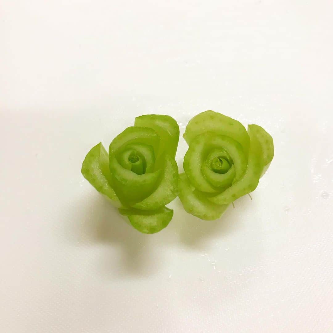 畑中葉子さんのインスタグラム写真 - (畑中葉子Instagram)「小松菜の茎が薔薇に見える🥰 晩ごはんに小松菜を使ったら、こんな。 可愛すぎ💓」3月27日 19時40分 - hatanaka_yoko