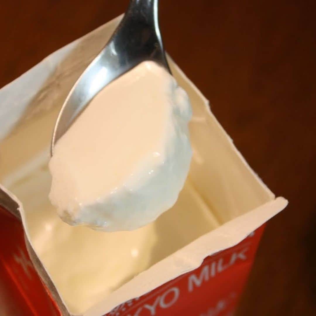 メシ通さんのインスタグラム写真 - (メシ通Instagram)「自宅で牛乳からヨーグルト作り🥛 時間は結構かかりますが、実験みたいで楽しいですよ。 サワークリーム、発酵バター🧈へステップアップも。 【乳酸発酵自作レシピ】ヨーグルト→サワークリーム→発酵バターの作りかた【三段活用】 https://www.hotpepper.jp/mesitsu/entry/oishiisekai/2020-00227  #mesitsu #メシ通 #ヨーグルト#自家製ヨーグルト #サワークリーム #自家製サワークリーム #バター #発酵バター #自家製バター #自家製発酵バター #おうち遊び #レシピ #おのみさ」3月27日 19時42分 - mesitsu