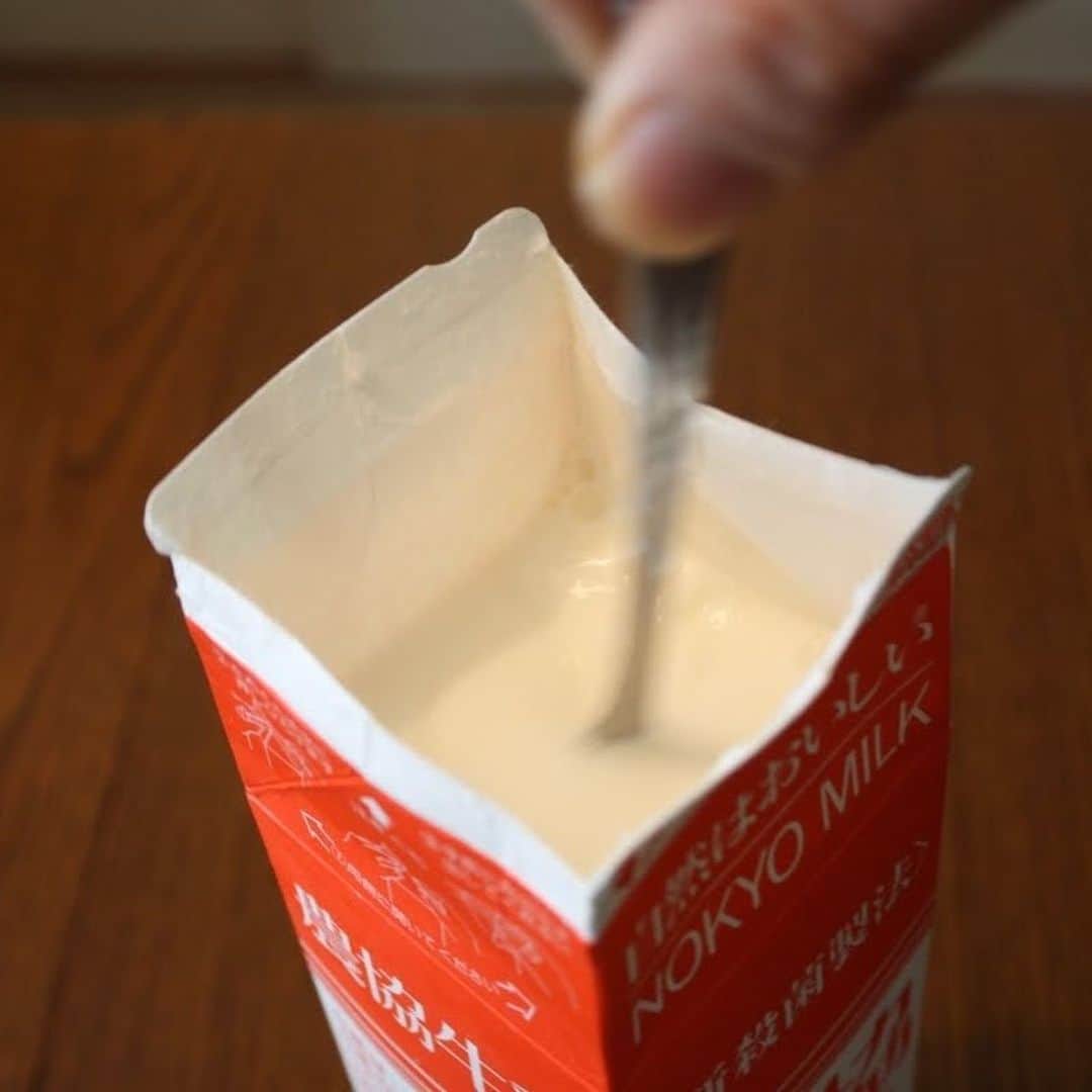 メシ通さんのインスタグラム写真 - (メシ通Instagram)「自宅で牛乳からヨーグルト作り🥛 時間は結構かかりますが、実験みたいで楽しいですよ。 サワークリーム、発酵バター🧈へステップアップも。 【乳酸発酵自作レシピ】ヨーグルト→サワークリーム→発酵バターの作りかた【三段活用】 https://www.hotpepper.jp/mesitsu/entry/oishiisekai/2020-00227  #mesitsu #メシ通 #ヨーグルト#自家製ヨーグルト #サワークリーム #自家製サワークリーム #バター #発酵バター #自家製バター #自家製発酵バター #おうち遊び #レシピ #おのみさ」3月27日 19時42分 - mesitsu