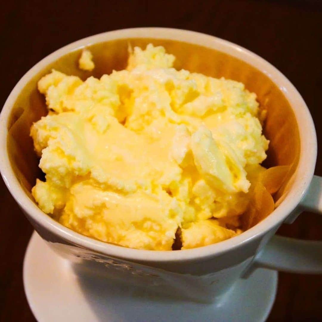 メシ通さんのインスタグラム写真 - (メシ通Instagram)「自宅で牛乳からヨーグルト作り🥛 時間は結構かかりますが、実験みたいで楽しいですよ。 サワークリーム、発酵バター🧈へステップアップも。 【乳酸発酵自作レシピ】ヨーグルト→サワークリーム→発酵バターの作りかた【三段活用】 https://www.hotpepper.jp/mesitsu/entry/oishiisekai/2020-00227  #mesitsu #メシ通 #ヨーグルト#自家製ヨーグルト #サワークリーム #自家製サワークリーム #バター #発酵バター #自家製バター #自家製発酵バター #おうち遊び #レシピ #おのみさ」3月27日 19時42分 - mesitsu