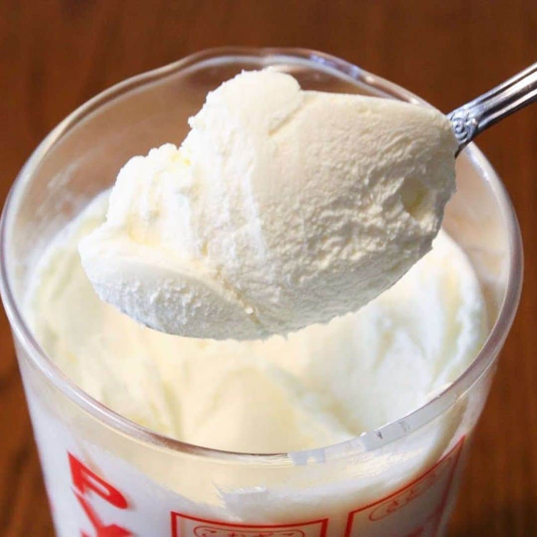 メシ通さんのインスタグラム写真 - (メシ通Instagram)「自宅で牛乳からヨーグルト作り🥛 時間は結構かかりますが、実験みたいで楽しいですよ。 サワークリーム、発酵バター🧈へステップアップも。 【乳酸発酵自作レシピ】ヨーグルト→サワークリーム→発酵バターの作りかた【三段活用】 https://www.hotpepper.jp/mesitsu/entry/oishiisekai/2020-00227  #mesitsu #メシ通 #ヨーグルト#自家製ヨーグルト #サワークリーム #自家製サワークリーム #バター #発酵バター #自家製バター #自家製発酵バター #おうち遊び #レシピ #おのみさ」3月27日 19時42分 - mesitsu