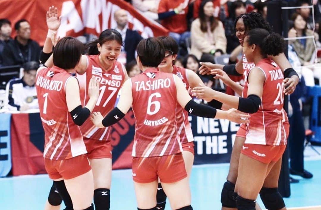 野村明日香のインスタグラム：「﻿ ﻿ ﻿ 黒鷲がなくなって悲しいけど今こそ笑顔で😊🌈 ﻿ ﻿ #Vリーグはバレーだよ﻿ #デンソーエアリービーズ﻿ ﻿ ﻿」