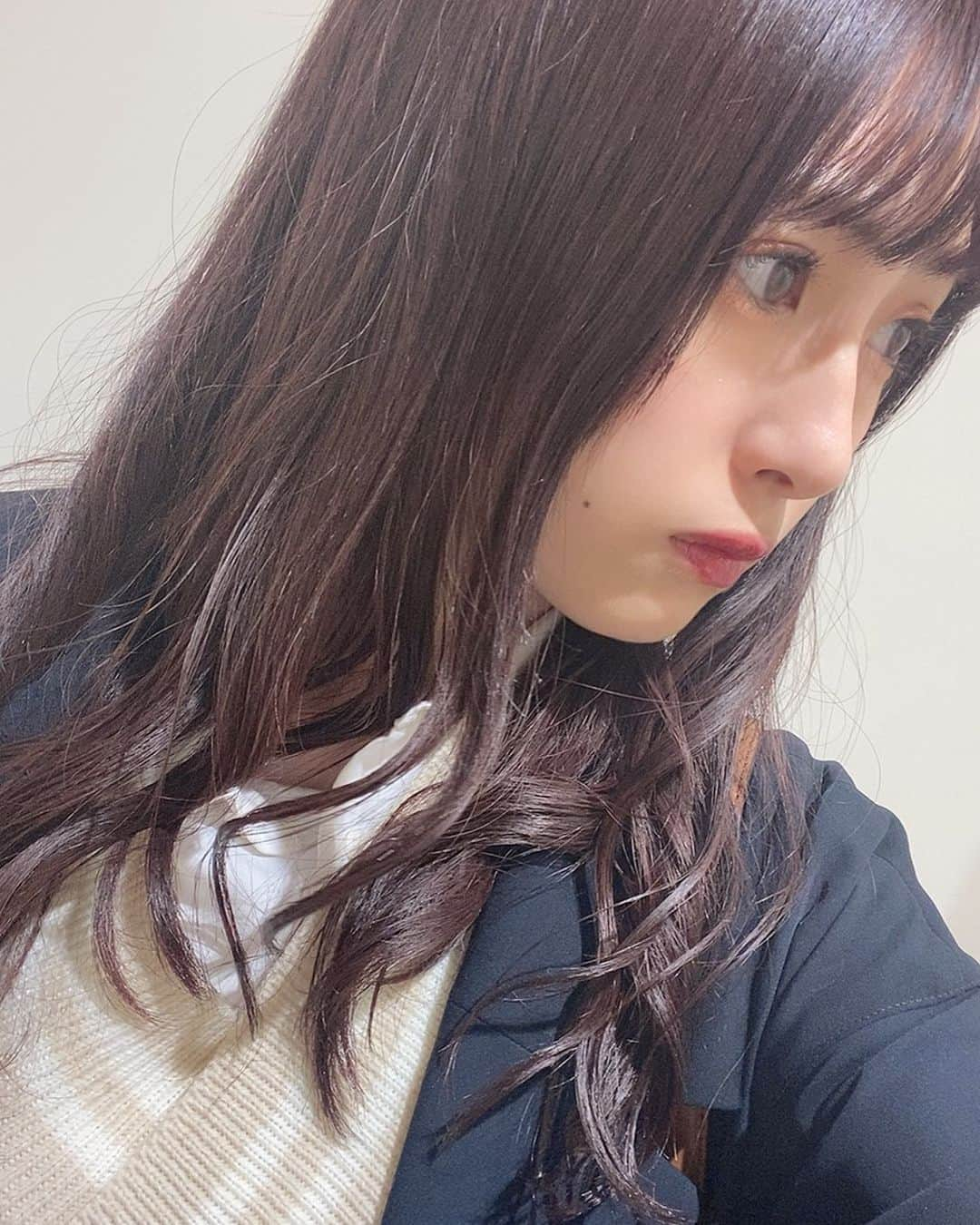 華山志歩のインスタグラム：「そういえば髪染めました〜🧏🏻‍♀️ お任せしたから曖昧なんだけど ボルドーカラーっていうらしい(？)」