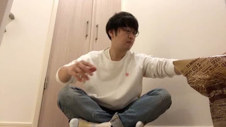 きむちゃんのインスタグラム：「Mac Book Airを買ったので開封動画してみました。 #一回やってみたかったやつ #亜生がやってて #やりたくなったので、、、 #亜生開封チャレンジ #最近のパソコンは凄いですね #おじさんにはちと分からん #コロナで休みになった期間を #利用して動画編集覚えます #私に覚えれるかな？？ #負けないぜコロナ」