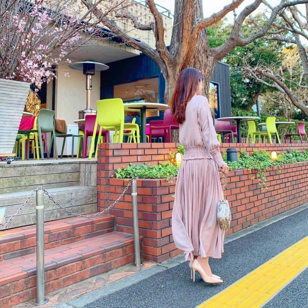 mii_stagramさんのインスタグラム写真 - (mii_stagramInstagram)「🌸🌸🌸 . 先日は素敵な場所へ ご招待して頂きました♡ その様子は後ほど…🤫 . 久しぶりに会えた @tomomie0604  ともちゃんと帰りにお茶して来たよ☕💭💕 同じ年の同級生 ナチュラル美人で羨ましい✨✨ 色々話せて楽しかった😊 . . ★★★ ★★𝒸𝑜𝑜𝓇𝒹𝒾𝓃𝒶𝓉𝑒★★★★★ . 桜色のワンピース🌸 昨年は桜と一緒に撮れず 今年は念願叶って良かった✨✨ . 👗 @stylebar.jp  @emmataylor_ny  風が強かったけど1枚目のいい感じ🍃 . . 👜 @narusya_tokyo . .  #コーデ#ファッション#ワンピース#ワンピースコーデ#シンプルコーデ #シンプルファッション#きれいめファッション#きれいめコーデ #着回しコーデ #大人可愛い#大人女子#40代ファッション#40代コーデ #スカートコーデ#春コーデ  #海外ファッション #セレクトショップ#ポートレート#カフェ巡り #桜 桜#お花見#外苑前#南青山#キハチ #キハチ青山本店 #渋谷カフェ#インフルエンサー . ✩ ⋆ ✩ ⋆ ✩ ⋆ ✩ ⋆ ✩﻿ ⋆ ✩ ⋆ ✩﻿ 見て下さった方 (*´︶`*)♡Thanks!🌸🌸🌸🌸🌸」3月27日 18時11分 - miyuki.0419.karemari