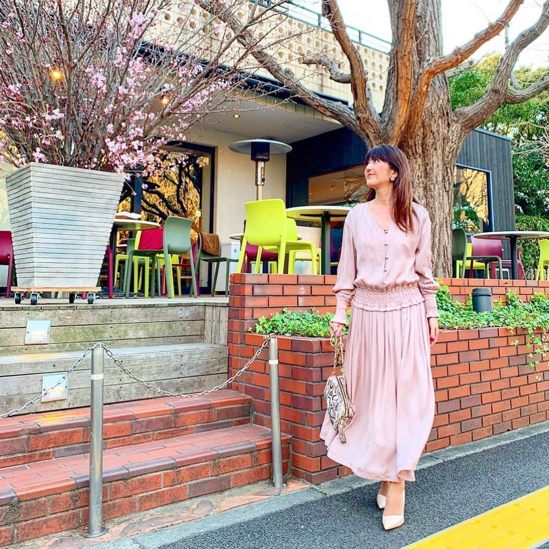 mii_stagramさんのインスタグラム写真 - (mii_stagramInstagram)「🌸🌸🌸 . 先日は素敵な場所へ ご招待して頂きました♡ その様子は後ほど…🤫 . 久しぶりに会えた @tomomie0604  ともちゃんと帰りにお茶して来たよ☕💭💕 同じ年の同級生 ナチュラル美人で羨ましい✨✨ 色々話せて楽しかった😊 . . ★★★ ★★𝒸𝑜𝑜𝓇𝒹𝒾𝓃𝒶𝓉𝑒★★★★★ . 桜色のワンピース🌸 昨年は桜と一緒に撮れず 今年は念願叶って良かった✨✨ . 👗 @stylebar.jp  @emmataylor_ny  風が強かったけど1枚目のいい感じ🍃 . . 👜 @narusya_tokyo . .  #コーデ#ファッション#ワンピース#ワンピースコーデ#シンプルコーデ #シンプルファッション#きれいめファッション#きれいめコーデ #着回しコーデ #大人可愛い#大人女子#40代ファッション#40代コーデ #スカートコーデ#春コーデ  #海外ファッション #セレクトショップ#ポートレート#カフェ巡り #桜 桜#お花見#外苑前#南青山#キハチ #キハチ青山本店 #渋谷カフェ#インフルエンサー . ✩ ⋆ ✩ ⋆ ✩ ⋆ ✩ ⋆ ✩﻿ ⋆ ✩ ⋆ ✩﻿ 見て下さった方 (*´︶`*)♡Thanks!🌸🌸🌸🌸🌸」3月27日 18時11分 - miyuki.0419.karemari