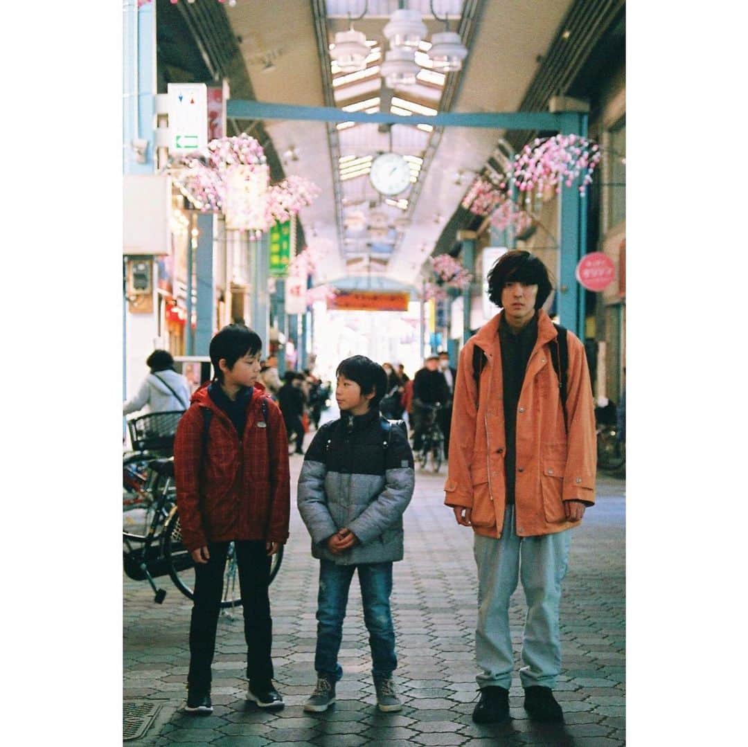 yonigeさんのインスタグラム写真 - (yonigeInstagram)「4月29日発売「健全な社会」より「健全な朝」のMVが公開されました。是非ご覧ください。 写真　枝優花 @edmm32  衣装　小宮山芽以 @komiyama8  #yonige #若葉竜也」3月27日 18時22分 - yonige_official