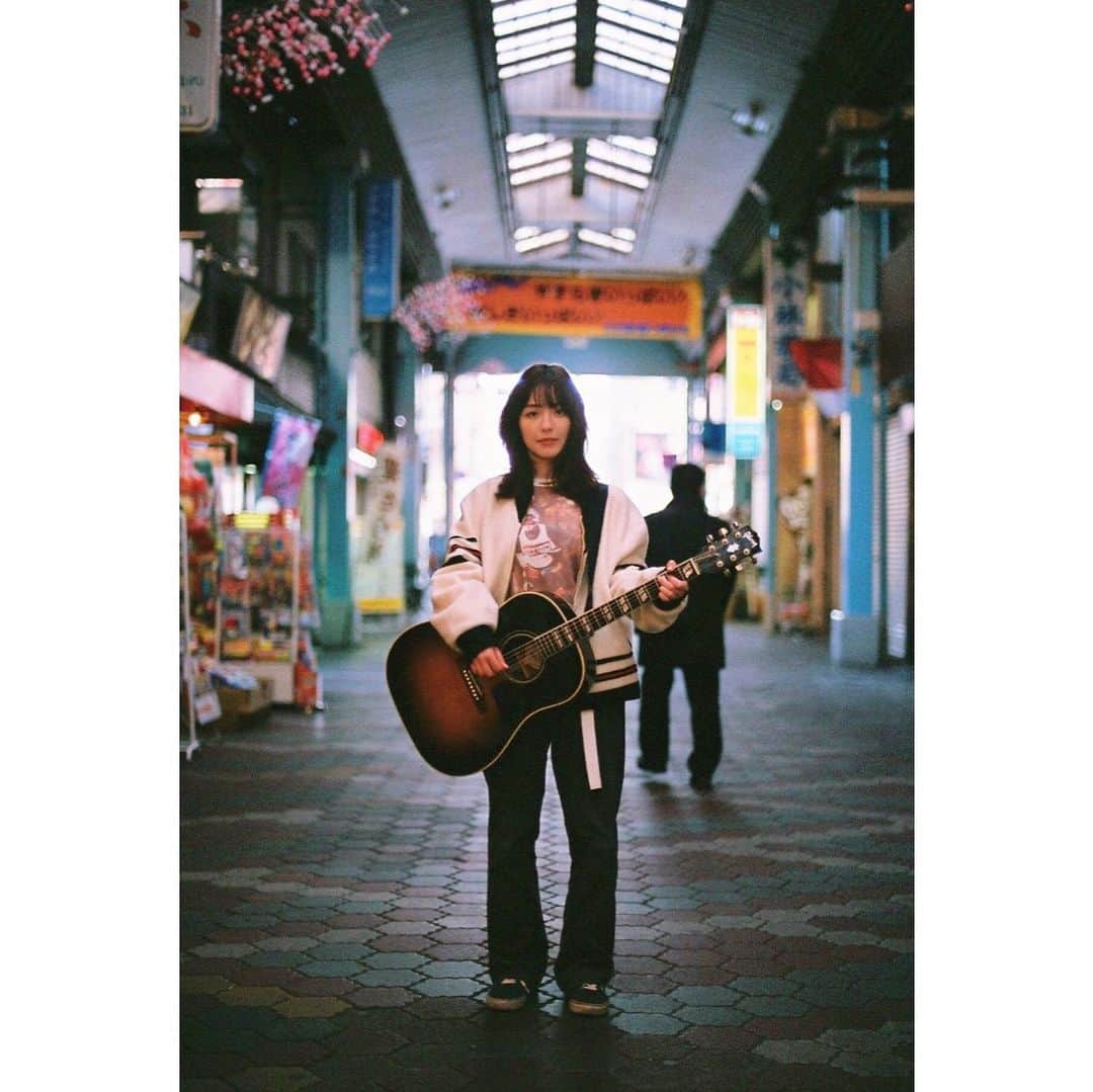 yonigeさんのインスタグラム写真 - (yonigeInstagram)「4月29日発売「健全な社会」より「健全な朝」のMVが公開されました。是非ご覧ください。 写真　枝優花 @edmm32  衣装　小宮山芽以 @komiyama8  #yonige #若葉竜也」3月27日 18時22分 - yonige_official