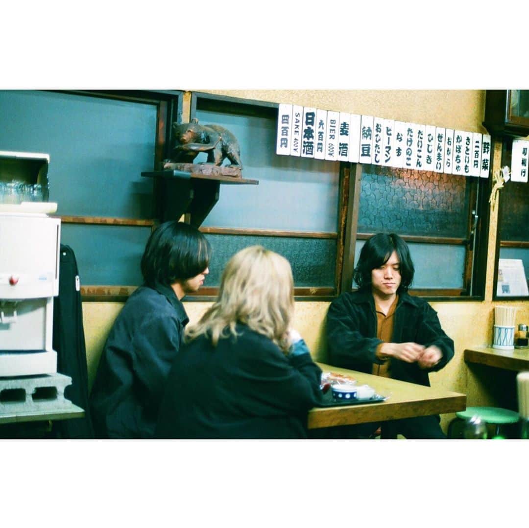 yonigeさんのインスタグラム写真 - (yonigeInstagram)「4月29日発売「健全な社会」より「健全な朝」のMVが公開されました。是非ご覧ください。 写真　枝優花 @edmm32  衣装　小宮山芽以 @komiyama8  #yonige #若葉竜也」3月27日 18時22分 - yonige_official