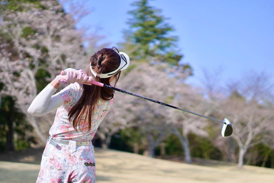高沢奈苗さんのインスタグラム写真 - (高沢奈苗Instagram)「. 桜をバックに桜色のウェアを着て🏌️‍♀️🌸 . . JGMやさと石岡ゴルフクラブにて⛳️ . この度JGMアンバサダーになりました😃 . JGMのゴルフ場はコースも綺麗でご飯も美味しく、それにやさと石岡は比較的女性に優しいコースなところもお気に入り😊💛 . アンバサダーとしてこれからJGMの魅力を伝えられたらと思います😊💡 . . . #golf #golfswing #riendasuelta #golffashion  #ゴルフ #jgmアンバサダー #リエンダスエルタ #やさと石岡ゴルフクラブ #ゴルフ女子 #桜 #春ゴルフ」3月27日 18時17分 - nanaetakasawa