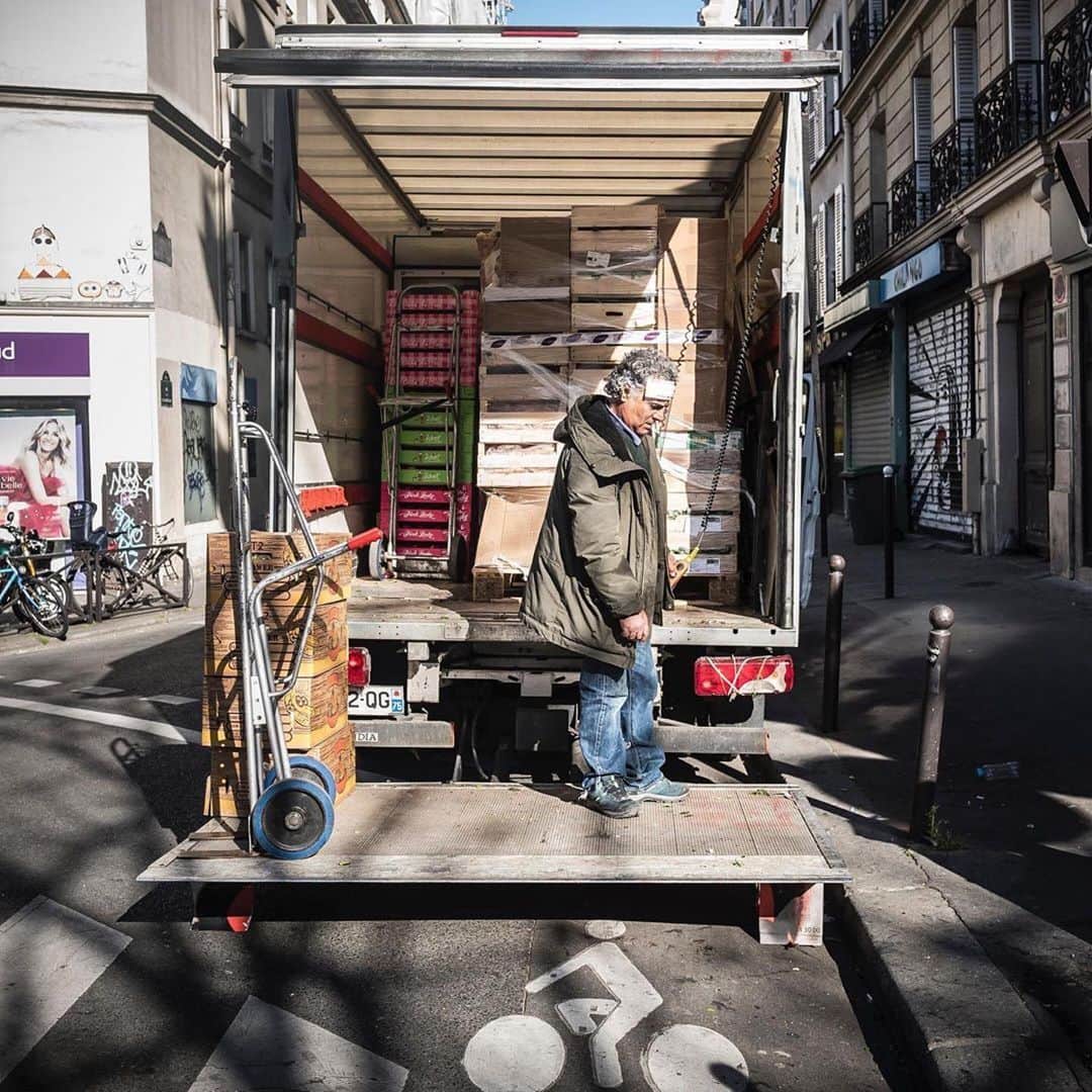 エマニュエル・ベアールのインスタグラム：「La crise sanitaire aggrave les inégalités sociales .... je le sais , depuis le début ... de plus en plus de mal à poster des images de ma vie ...privilégiée ... je suis à la campagne .. j’ai de la place pour vivre .. manger faire travailler mon enfant , le faire jouer ..je pense à tous ceux qui sont confinés dans des conditions extrêmement  difficiles ( logements surpeuplés, insalubres...).. tous ceux qui sont exposés à ce virus ...soignants éboueurs agents de sécurité pompiers, caissières , agriculteurs ....pour assurer la continuité de la vie sociale ...NOTRE VIE... ・・・tous ceux qui n’ont pas pu partir des villes comme je l’ai fait .  En applaudissant tous les soirs les soignants je pense aussi à leurs enfants qui pâtissent forcément de cette situation ...comment font ces parents pour assurer le travail éducatif pédagogique mis en place par le ministre de l’éducation ..? Comment font les enfants que les parents ,(pour différentes causes) ne peuvent aider ?  Je pense aussi à tous ceux qui vont travailler « les travailleurs de l’ombre » Pendant que certains télétravaillent (souvent dans des conditions difficiles aussi ), les «petites mains», caissiers, éboueurs ou livreurs personnels de nettoyage,.. tant d’autres ..continuent d’exercer leur métier, sans forcément être protégés. ... je pense aux femmes battues , aux enfants battus, aux sans abris, aux migrants ... Pour toutes ces raisons je ne suis pas du tout sûre de continuer à partager des moments de ma vie d’actrice , de femme de mère ... il me faut trouver à quoi je peux être utile ... trouver des textes des images des réflexions qui nous seraient utiles à tous ..( je vais y réfléchir et revenir) enfant j’ai été élevée par une mère très engagée avec des valeurs , une conscience que je ne veux pas oublier maintenant que j’ai réussi à faire ce que je rêvais de faire ... .. j’espère que vous comprendrez ... après cette crise sanitaire espérons qu’il y aura une crise de conscience ....prenez soin de vous 🙏🏻 i can’t translate those words ... if you want to know why I m going to leave Instagram for a while you can maybe try to translate ...😌 take care 🙏🏻 #confinement day 11 @noustoutesorg @abridefemmes」