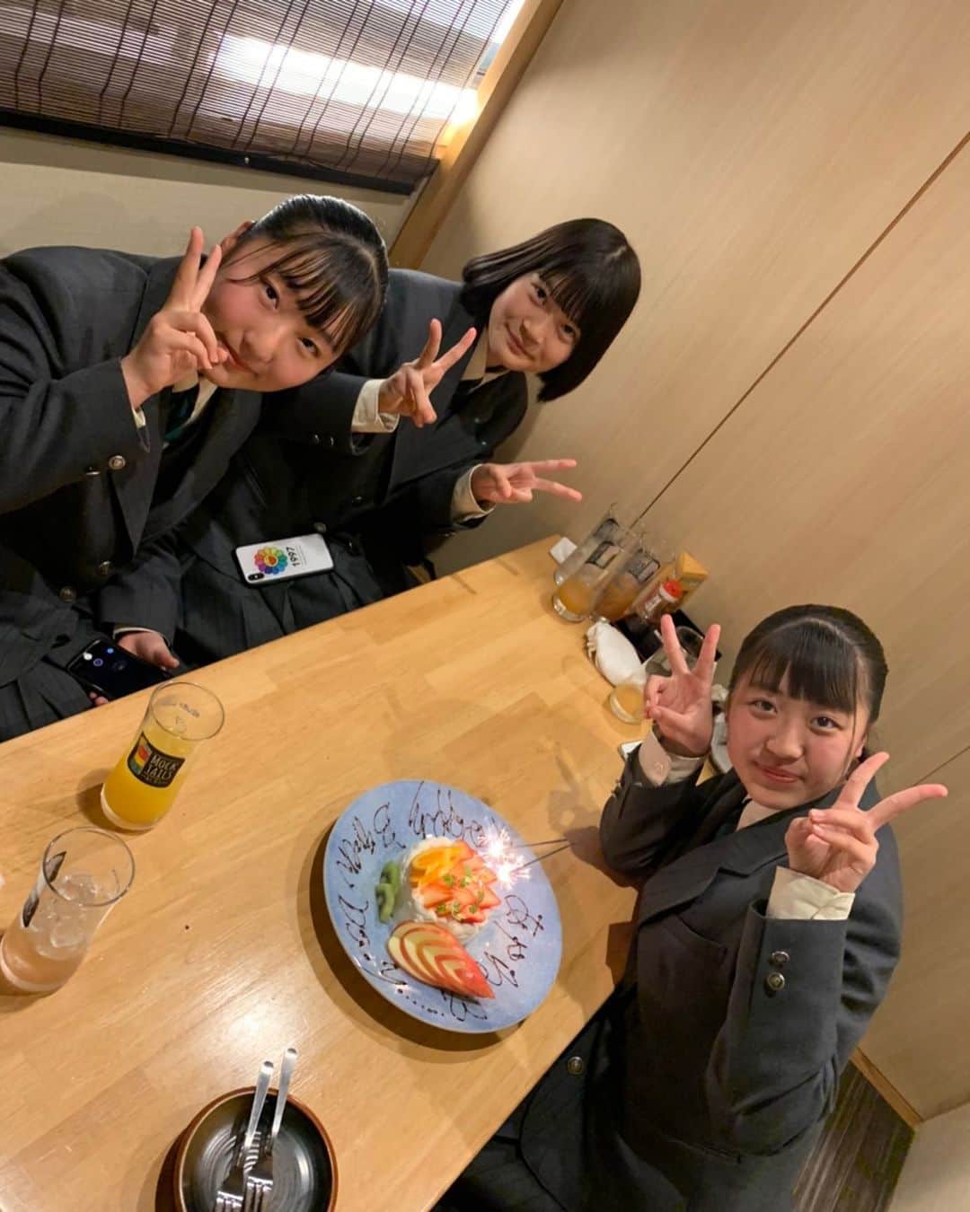 のインスタグラム：「先日のバースデーガール様🎉  更新が遅くなりすみません(´；ω；｀) 学生様でもお気軽にどうぞ！  居酒屋ですがお酒が飲めなくても大丈夫😆  お食事だけでもしっかりお楽しみ頂けます😎  #富山 #駅前 #鶏っく #居酒屋 #完全個室 #お得 #宴会 #飲み放題 #やってるよ #地鶏 #鉄板焼き  #地鶏 #地酒 #美味しいよ」