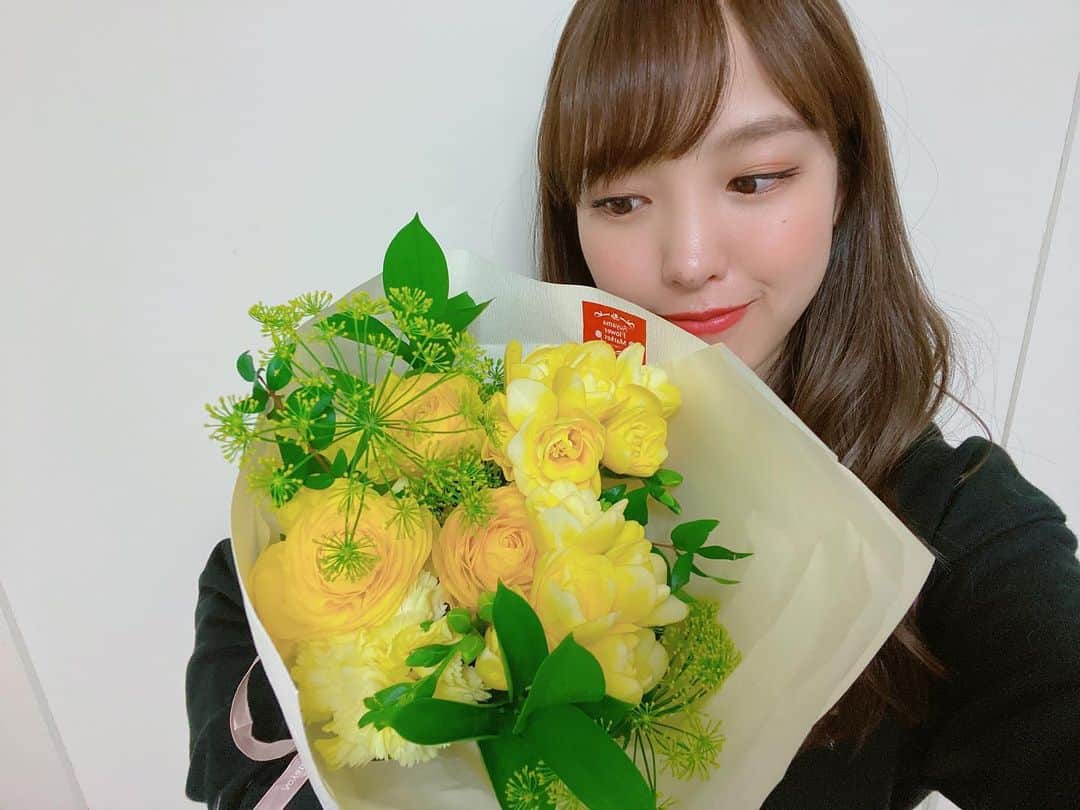 飯窪春菜のインスタグラム：「💐💐💐 ・ ・ 先日、お仕事が一つ終わって素敵な花束を頂きました💐 ・ ハニー色の花束だあ〜🍯 （モーニング娘。現役の時のメンバーカラー） とってもいい香りでした☺️ ・ でも終わっちゃったことがとても寂しかったです😢 またお知らせしますね！ ・ ・ ・ #花束  #ハニー色  #はるなの毎日  #飯窪ってる」