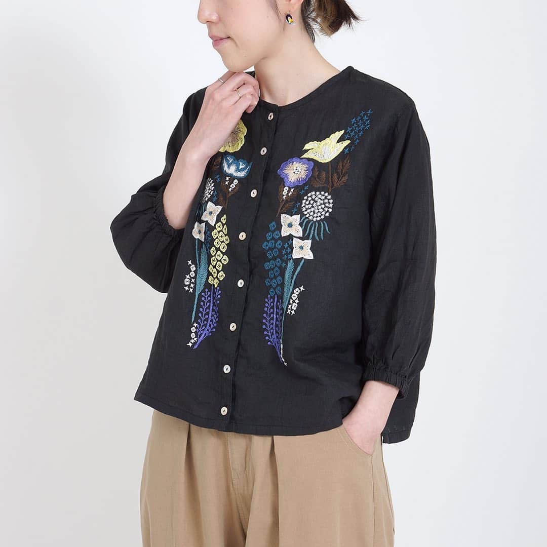 marbleSUD(マーブルシュッド) のインスタグラム：「春夏コレクションの新作。ハンド刺繍で施された草花の繊細さが、ブラックのリネン生地に際立ちます。 大人かわいい「bloom」シリーズは、カーディガンとブラウス、バッグの3タイプをご用意しております。」
