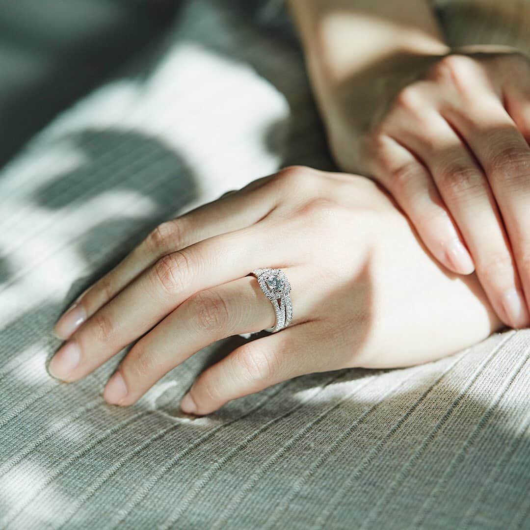 BRILLIANCE+（ブリリアンス+）さんのインスタグラム写真 - (BRILLIANCE+（ブリリアンス+）Instagram)「メレダイヤモンドがたっぷりついたデザインの婚約指輪とエタニティリングの重ねづけ。 暖かい日差しが当たり眩しいくらいにキラキラと光っているのを見て、なんだか気持ちも明るくなりました。  #暮らしとジュエリー #重ねづけ #ブリリアンスプラス」3月27日 18時34分 - brilliance_plus