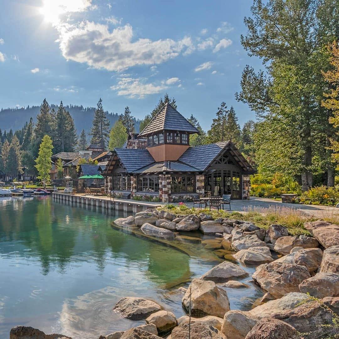 HYPEBEASTさんのインスタグラム写真 - (HYPEBEASTInstagram)「#hypeAF: The Fleur du Lac Estate featured in the cinematic classic ‘The Godfather Part II’ is now up for sale. Located in Lake Tahoe, the 4,200 square-feet space boasts five separate ensuite bedrooms as well as access to all the amenities offered by the community. For more info, head over to @sothebys International Realty’s website where the estate is currently going for $5.5 million USD.⁠⠀ Photo: @sothebysrealty」3月27日 18時41分 - hypebeast