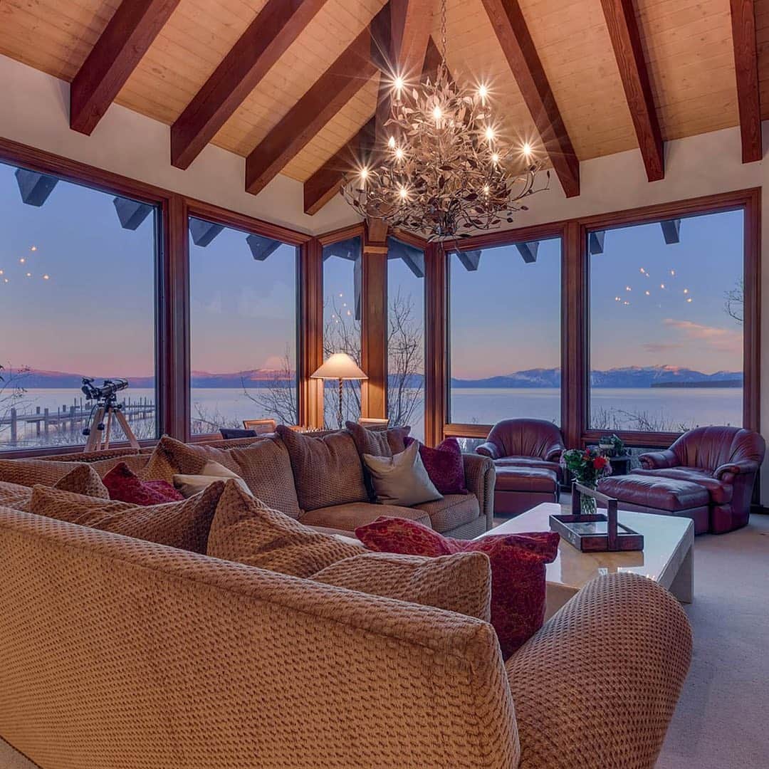 HYPEBEASTさんのインスタグラム写真 - (HYPEBEASTInstagram)「#hypeAF: The Fleur du Lac Estate featured in the cinematic classic ‘The Godfather Part II’ is now up for sale. Located in Lake Tahoe, the 4,200 square-feet space boasts five separate ensuite bedrooms as well as access to all the amenities offered by the community. For more info, head over to @sothebys International Realty’s website where the estate is currently going for $5.5 million USD.⁠⠀ Photo: @sothebysrealty」3月27日 18時41分 - hypebeast