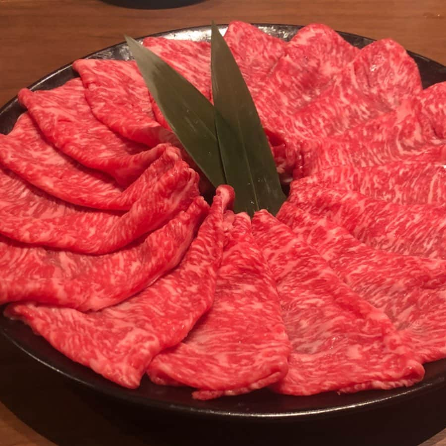 東京肉レポートさんのインスタグラム写真 - (東京肉レポートInstagram)「新店は訪れてみたくなってしまう僕の性分を見透かしたようにお招きいただいた「甲梅」のレセプション！ディナーの九州のあか牛のすき焼きは黒毛和牛とまた違って美味しかったな！  価格帯：5,000円〜12,000円 オススメメニュー：すき焼き、ひつまぶしランチ  Did you know that there are four types of Wagyu in Japan ? Loins of Akage (red hair) is totally different from that of Kuroge (black hair) ! You can try this at “Koubai” just opened yesterday in GINZA SIX !  #甲梅 #銀座 #銀座グルメ #ハンバーガー #焼肉 #ステーキ #ユッケ #すき焼き #肉 #和牛 #牛 #グルメ #東京肉レポート #肉レポ #koubai #ginza #hamburger #yakiniku #wagyu #beef #steak #instafood #food #foodie #barbecue #bbq #tokyo #tokyo_wagyu_report」3月27日 18時42分 - tokyo_wagyu_report