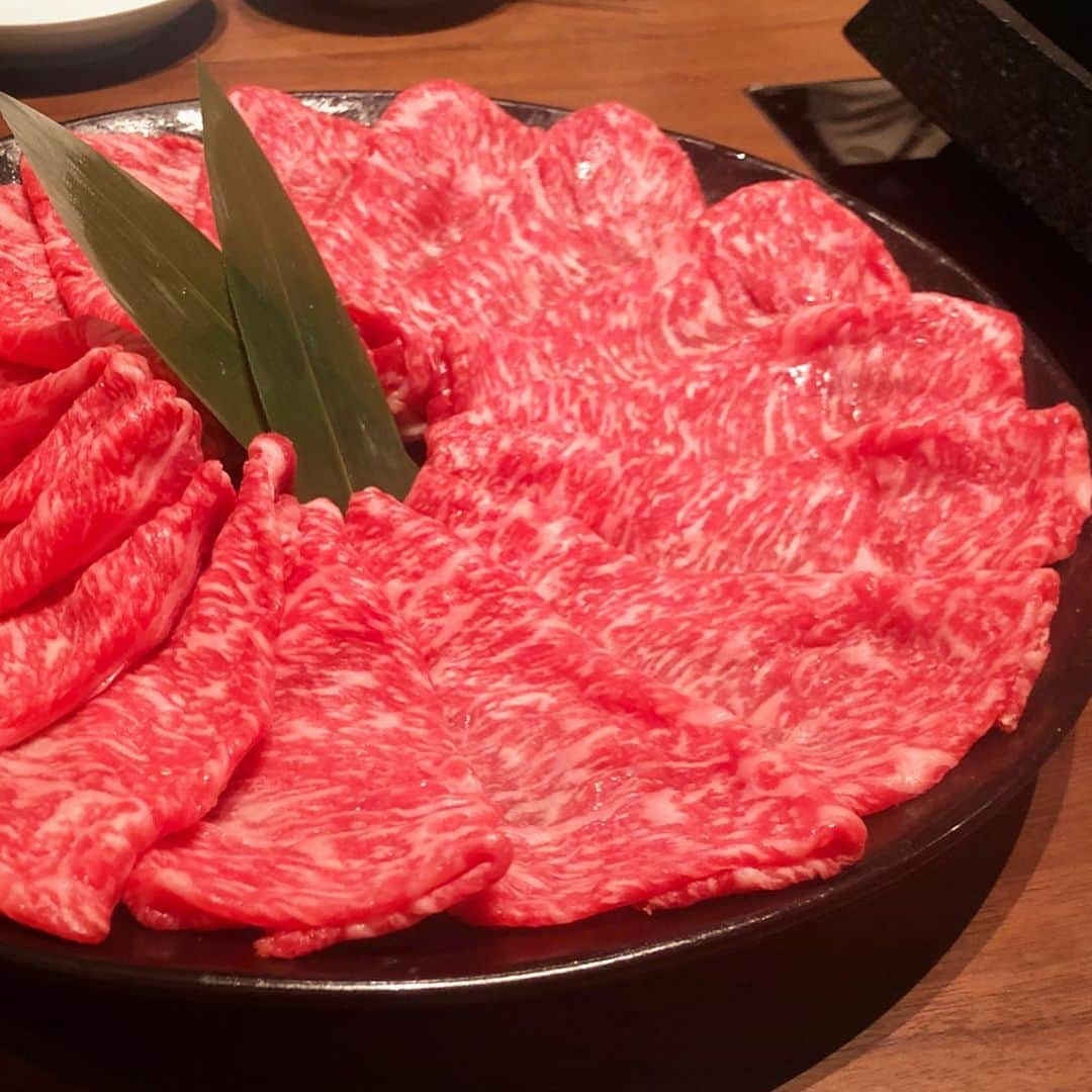 東京肉レポートさんのインスタグラム写真 - (東京肉レポートInstagram)「新店は訪れてみたくなってしまう僕の性分を見透かしたようにお招きいただいた「甲梅」のレセプション！ディナーの九州のあか牛のすき焼きは黒毛和牛とまた違って美味しかったな！  価格帯：5,000円〜12,000円 オススメメニュー：すき焼き、ひつまぶしランチ  Did you know that there are four types of Wagyu in Japan ? Loins of Akage (red hair) is totally different from that of Kuroge (black hair) ! You can try this at “Koubai” just opened yesterday in GINZA SIX !  #甲梅 #銀座 #銀座グルメ #ハンバーガー #焼肉 #ステーキ #ユッケ #すき焼き #肉 #和牛 #牛 #グルメ #東京肉レポート #肉レポ #koubai #ginza #hamburger #yakiniku #wagyu #beef #steak #instafood #food #foodie #barbecue #bbq #tokyo #tokyo_wagyu_report」3月27日 18時42分 - tokyo_wagyu_report