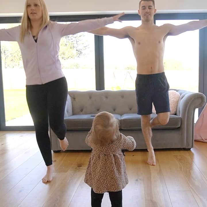 マックス・ウィットロックのインスタグラム：「HERE WE GO #THEWHITLOCKWORKOUT 10 of 14 #LETSGO‬ ‪- 6 exercises ‪- 30 secs each exercise‬ ‪- 2 cycles‬  1. One leg heel raises 2. Squat hold 3. Leg extensions 4. 1/2 Sit up hold 5. In and out jumps 6. Bicycle runs  @myproteinuk @adidaslondon @leah.whitlock @southessexgymofficial」