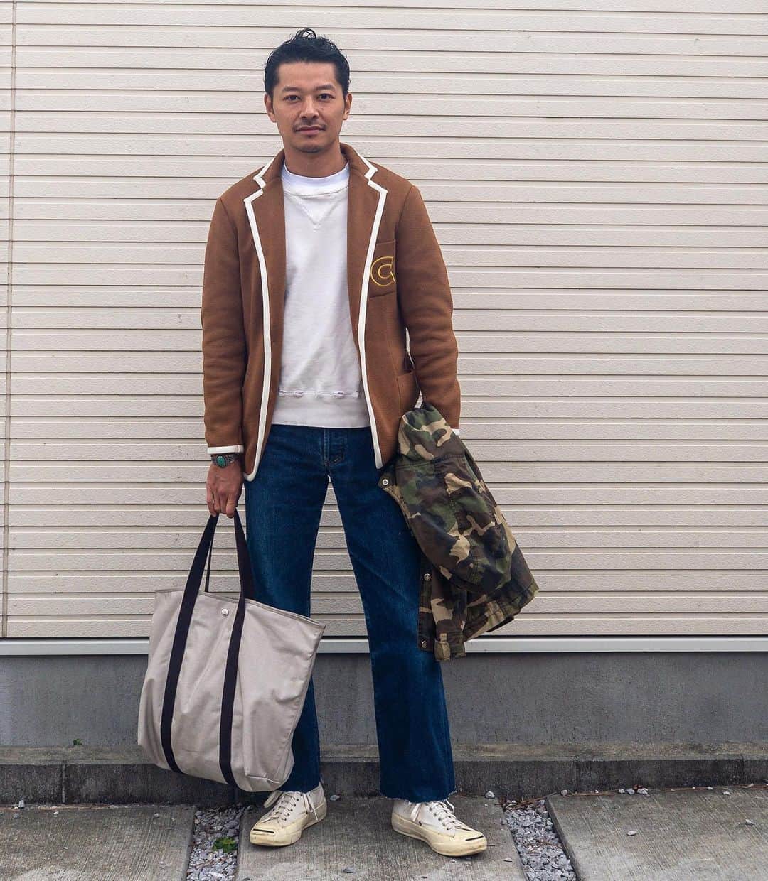 高田朋佳のインスタグラム：「“Iconic club lounge jacket...” ———————————————————————— #clubjacket #clubloungejacket #thenorthface #hervechapelier #converseaddict #newcolonialstyle #jetset #singapore #luxuryresort #colonyclothing #singaporelife #singaporestyle  #lifestyle #fashion #mensfashion #streetstyle #mensstreetfashion」