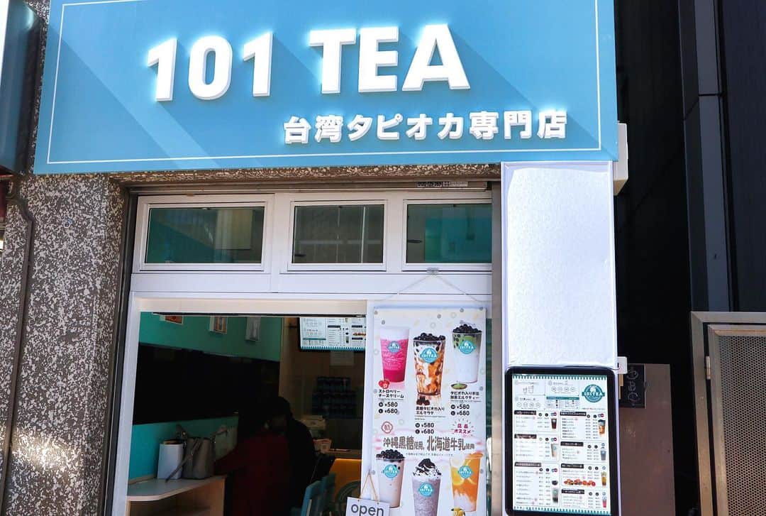高橋晴香さんのインスタグラム写真 - (高橋晴香Instagram)「タピオカ美味しい😋 .  先日、3月10日に渋谷にニューオープンしたタピオカ屋さん101TEAへ🍹 .  ほうじ茶ミルクティーにしたよ❤️ .  タピオカのもちもち食感がたまらん💕 .  沢山種類あったから今度違うの飲んでみよ💁‍♀️ .  店内もブルーカラーで可愛かった🎀💙 .  ちなみにメガネは @owndays_jp の👓 .  ちょうど写真の猫ちゃんもメガネかけてておそろになった🐈💛笑 .  #101TEA  #タピオカ #ほうじ茶ミルクティー　#カフェ　#cafe #タピ活　#渋谷　#shibuya  #tapioca  #owndays  #オンデーズ」3月27日 18時45分 - haruka_takahashi0127
