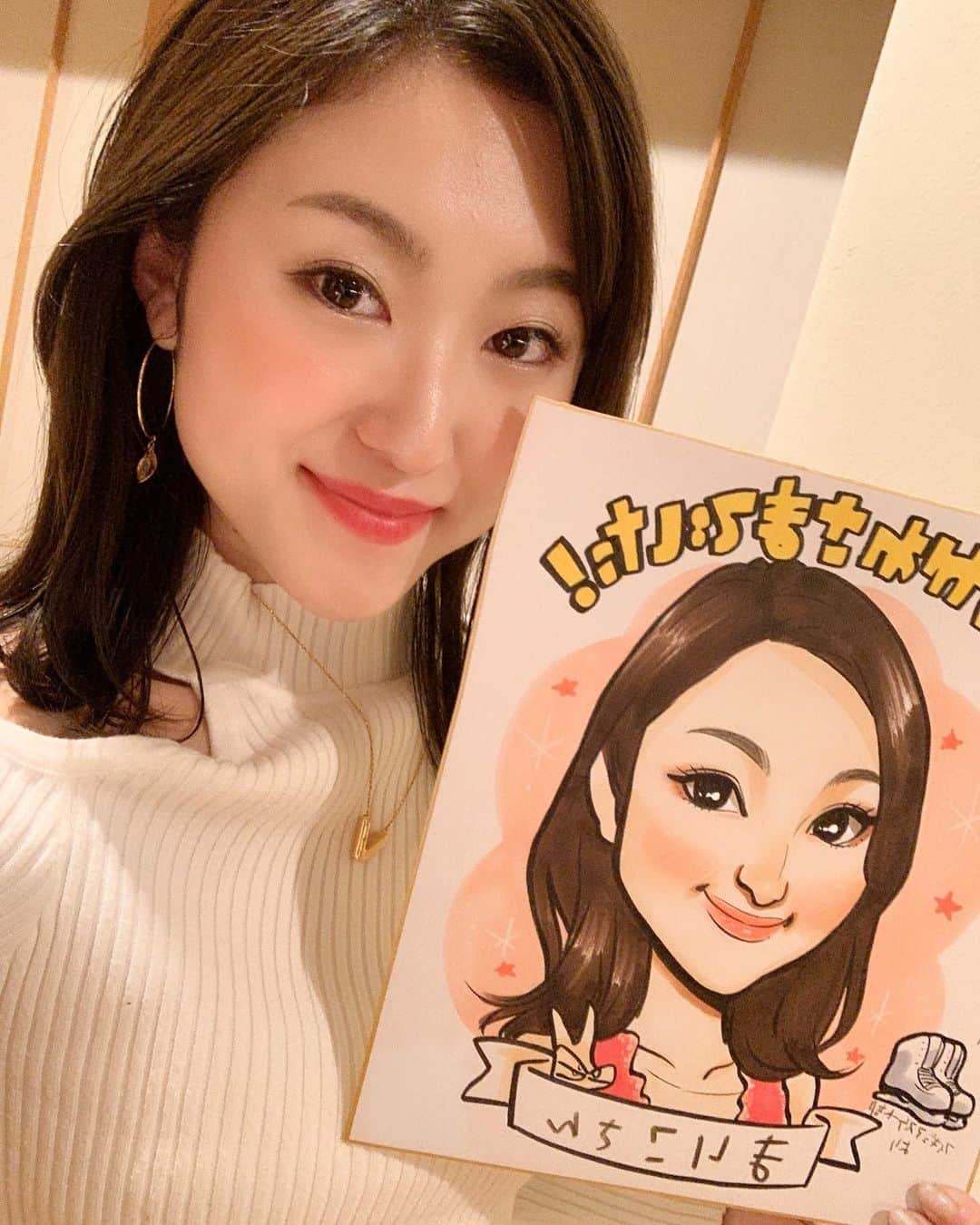 のインスタグラム：「！⛸部！ 後輩からサプライズで似顔絵頂きました🙈 嬉しすぎる〜♡ ほぼ2年しか部として参加してへんかったから何かヘルプ出来てたかなあ、、と疑問ではありますが(笑)優しい先輩、おもしろい同期、慕ってくれる後輩に恵まれてたくさんの経験をさせて頂きました◡̈ ・ 今年で同期はみんな卒業、、、少し寂しいけどあと2年、学生生活頑張ります😊♩」