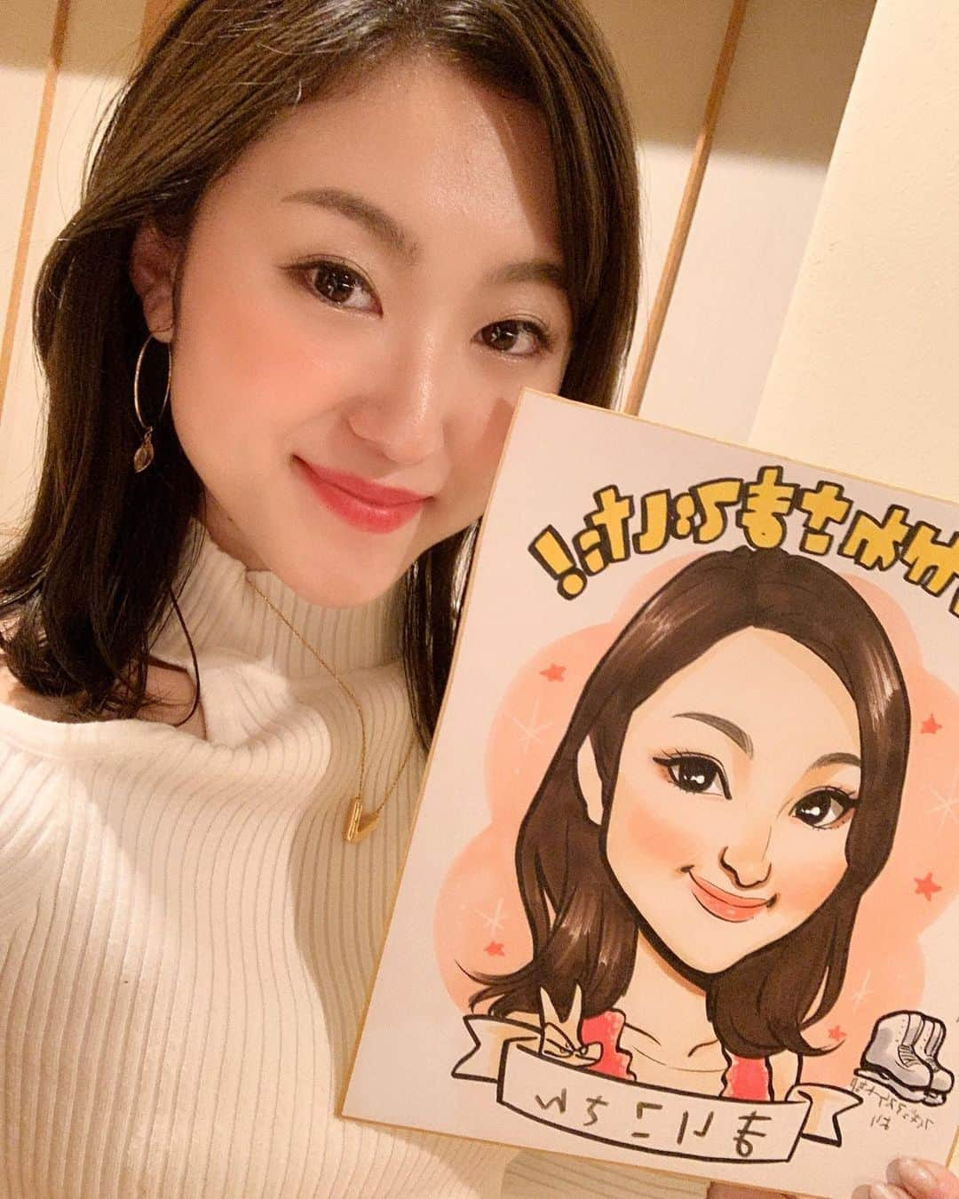 木原万莉子のインスタグラム：「！⛸部！ 後輩からサプライズで似顔絵頂きました🙈 嬉しすぎる〜♡ ほぼ2年しか部として参加してへんかったから何かヘルプ出来てたかなあ、、と疑問ではありますが(笑)優しい先輩、おもしろい同期、慕ってくれる後輩に恵まれてたくさんの経験をさせて頂きました◡̈ ・ 今年で同期はみんな卒業、、、少し寂しいけどあと2年、学生生活頑張ります😊♩」