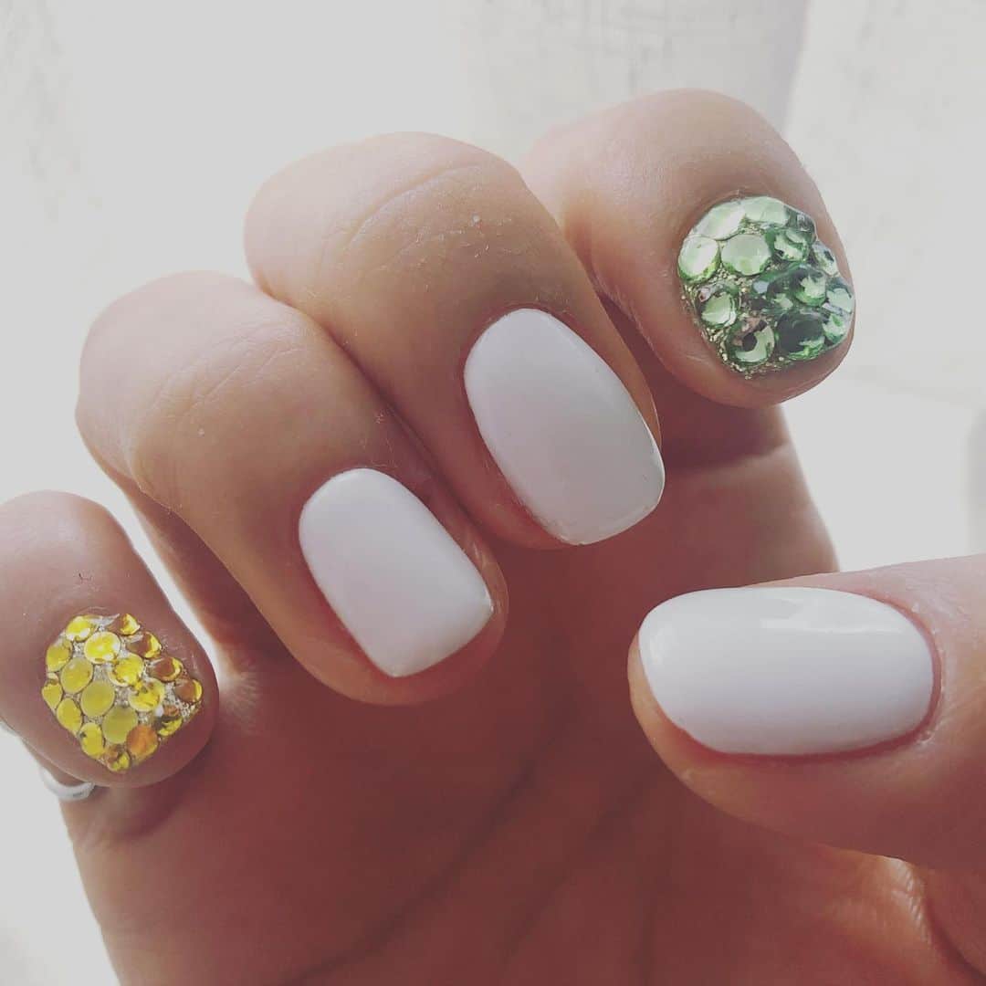 阿部洋子さんのインスタグラム写真 - (阿部洋子Instagram)「👯‍♀️ 最近のネイル。 #pink #nail #gelnails #white #green #yellow #spring  ネイルを変えると気分も変わるね。  #thankyou」3月27日 18時57分 - hirocoring