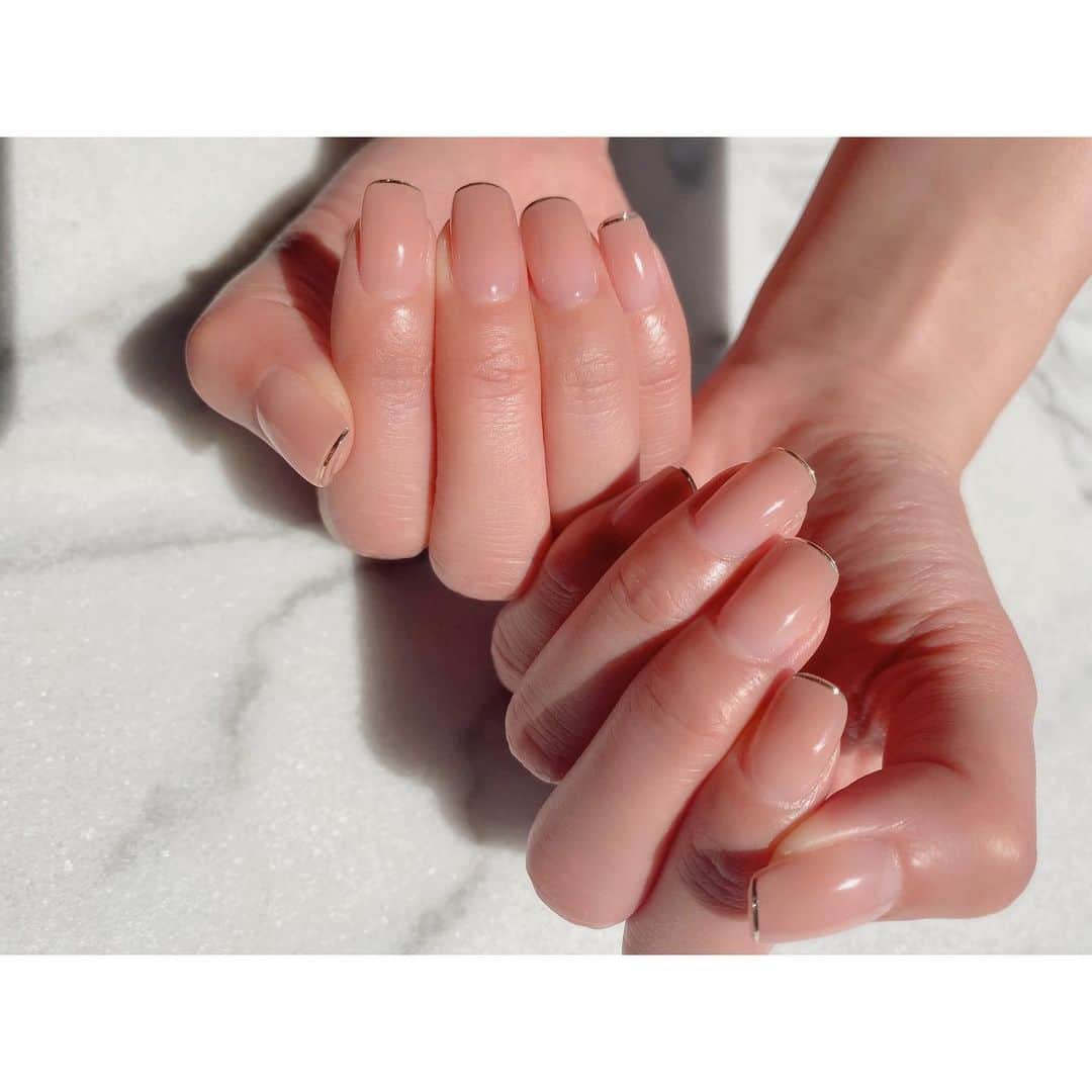 渡辺知夏子さんのインスタグラム写真 - (渡辺知夏子Instagram)「グラデーションのヌードベージュネイル✋ . パラジェルにしてから、自爪が丈夫になってスクエアが綺麗にキマるようになりました😄✨ 根元の透明部分も綺麗です✨ 真っ直ぐゴールドラインテープを先端に✨激細が上品で素敵✨ . . ちょっと日焼けしてしまったので、ハンド美容液でケア！ #shiro のサボンの香り大好き💙 ファンの方からの嬉しいプレゼントです😭💕✨ . . . @nailsalonetoile @yukohoshino.etoile  #ネイル #ハンドケア #パラジェル  #ベージュネイル #nailstagram  #chikakonails  #shiro #ハンド美容液 #サボン」3月27日 18時53分 - chikako_724