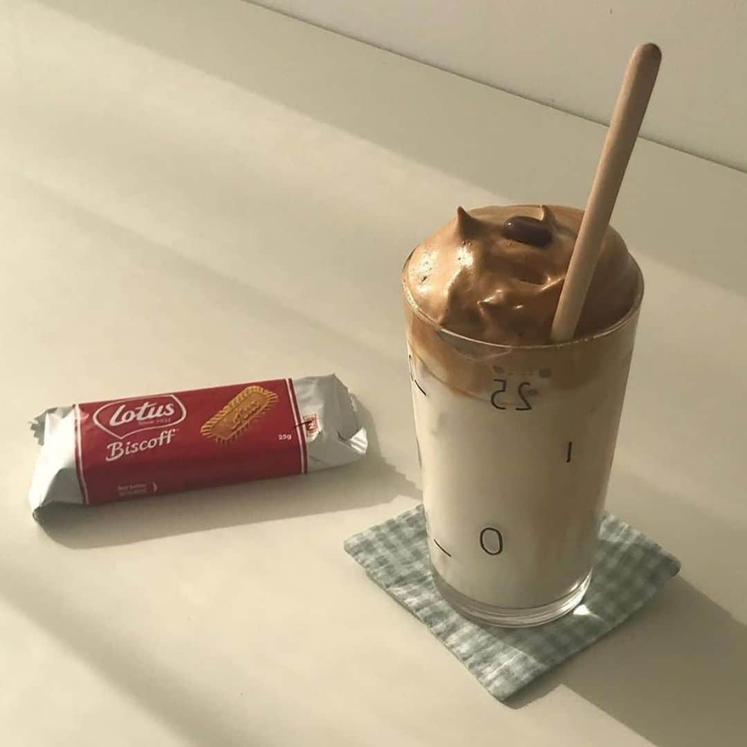 isutaさんのインスタグラム写真 - (isutaInstagram)「週末はおうちカフェしよ♡﻿ 韓国でいま話題の「ダルゴナコーヒー」って知ってる？﻿ おしゃれ女子のおうちカフェに大人気なんです‼︎ ﻿ ﻿ ふんわりとしたかわいらしい見た目と、少ない材料で簡単にできることで人気なんです。今回はそのドリンク、「ダルゴナコーヒー」をご紹介していきます♡﻿ ﻿ ﻿ 人気アイドルTWICEも作っていたことで話題のダルゴナコーヒーは、作り方がとっても簡単♩﻿ ﻿ ﻿ ﻿ 1．インスタントコーヒー・砂糖・水（大さじ2ずつ）を1:1:1の割合で容器に入れる。﻿ ﻿ 2．ミキサーでホイップのようになるまで、とにかくかき混ぜる。﻿ ﻿ 3．カップに牛乳を入れ、その上にホイップを乗せる。﻿ ﻿ ﻿ ﻿ ポイントはツノが立つまでしっかりと混ぜることですが、ミキサーでひたすらかき混ぜるのはかなり大変だそう。ハンドミキサーがある方はそちらがおすすめです。﻿ ﻿ ﻿ 牛乳は豆乳やアーモンドミルクなどでも代用できるので、自分のお気に入りを探してみて♡﻿ ﻿ ﻿ ホイップ状になっているので、トッピングができるのも嬉しいポイント。チョコ、クッキー、オレオなど、コーヒーの苦みに合うものがおすすめですよ♪﻿ ﻿ ﻿ コーヒーは苦手だけど、映えるドリンクが作りたいという方はココアや抹茶パウダーで代用できます✨﻿ ﻿ ﻿ 少し作り方が変わりますので、気になる方はこちらの記事をチェックしてみてください！https://isuta.jp/603182﻿ ﻿ ﻿ とっても簡単なのに、おうちで韓国カフェのようなおしゃれ空間が再現できちゃうので、ぜひ作ってみてくださいね。﻿ ﻿ ﻿ ﻿ photo by﻿ @__ii_c﻿ @gigikuun﻿ @_ktamog94﻿ @yuriri91__﻿ ﻿ ﻿ ﻿ #isuta #イスタ #isutacafe﻿ #ダルゴナコーヒー #coffee #おうちカフェ﻿ #ダルゴナラテ #コーヒー #カフェオレ ﻿ #抹茶 #ココア #ホームカフェ #家カフェ﻿ #teatime #カフェ #おうち時間﻿ #韓国好きな人と繋がりたい﻿ #カフェスタグラム #cafestagram ﻿ #カフェ好き #お洒落な人と繋がりたい ﻿ #カフェ好きな人と繋がりたい #おしゃれカフェ﻿ ﻿」3月27日 19時06分 - isuta_jp