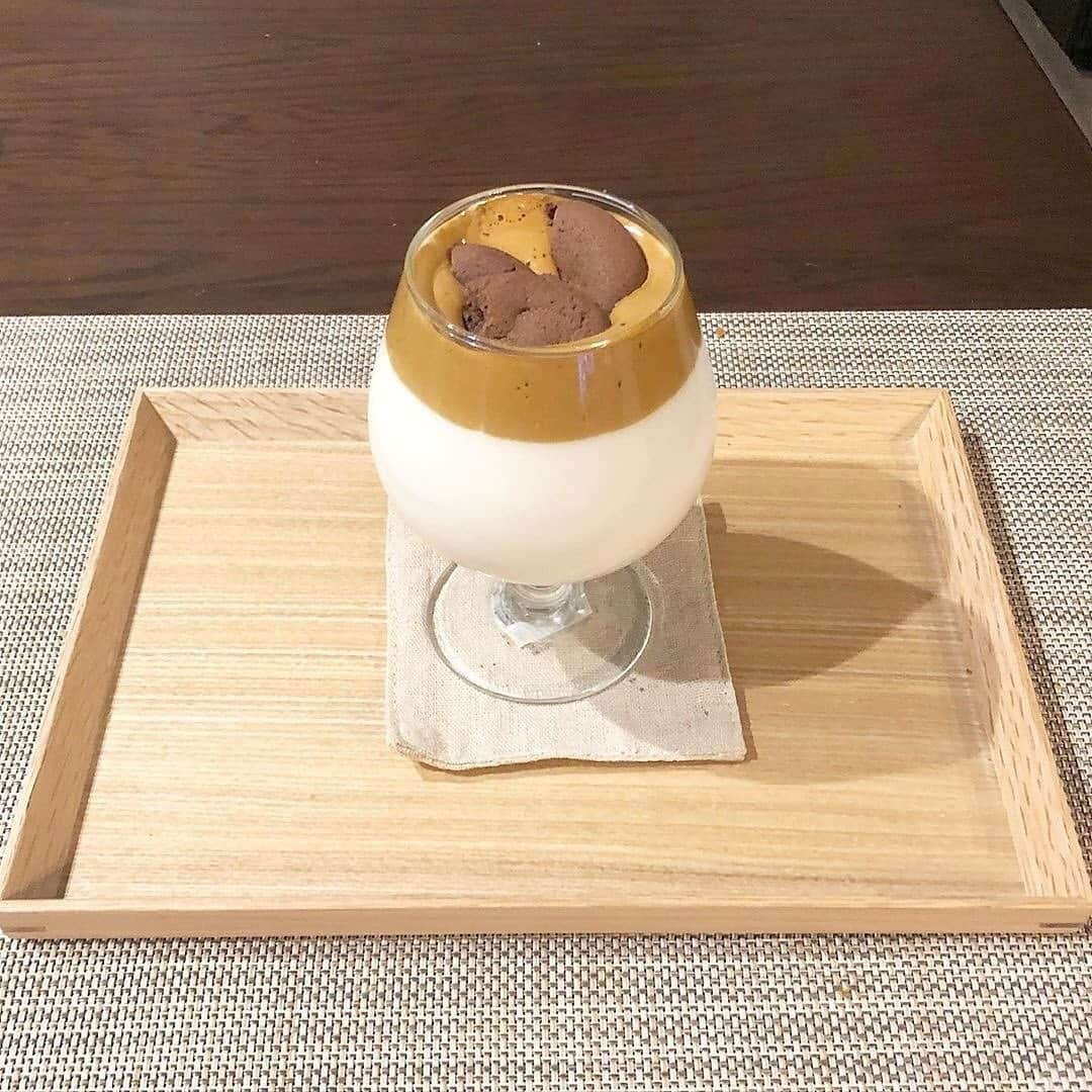 isutaさんのインスタグラム写真 - (isutaInstagram)「週末はおうちカフェしよ♡﻿ 韓国でいま話題の「ダルゴナコーヒー」って知ってる？﻿ おしゃれ女子のおうちカフェに大人気なんです‼︎ ﻿ ﻿ ふんわりとしたかわいらしい見た目と、少ない材料で簡単にできることで人気なんです。今回はそのドリンク、「ダルゴナコーヒー」をご紹介していきます♡﻿ ﻿ ﻿ 人気アイドルTWICEも作っていたことで話題のダルゴナコーヒーは、作り方がとっても簡単♩﻿ ﻿ ﻿ ﻿ 1．インスタントコーヒー・砂糖・水（大さじ2ずつ）を1:1:1の割合で容器に入れる。﻿ ﻿ 2．ミキサーでホイップのようになるまで、とにかくかき混ぜる。﻿ ﻿ 3．カップに牛乳を入れ、その上にホイップを乗せる。﻿ ﻿ ﻿ ﻿ ポイントはツノが立つまでしっかりと混ぜることですが、ミキサーでひたすらかき混ぜるのはかなり大変だそう。ハンドミキサーがある方はそちらがおすすめです。﻿ ﻿ ﻿ 牛乳は豆乳やアーモンドミルクなどでも代用できるので、自分のお気に入りを探してみて♡﻿ ﻿ ﻿ ホイップ状になっているので、トッピングができるのも嬉しいポイント。チョコ、クッキー、オレオなど、コーヒーの苦みに合うものがおすすめですよ♪﻿ ﻿ ﻿ コーヒーは苦手だけど、映えるドリンクが作りたいという方はココアや抹茶パウダーで代用できます✨﻿ ﻿ ﻿ 少し作り方が変わりますので、気になる方はこちらの記事をチェックしてみてください！https://isuta.jp/603182﻿ ﻿ ﻿ とっても簡単なのに、おうちで韓国カフェのようなおしゃれ空間が再現できちゃうので、ぜひ作ってみてくださいね。﻿ ﻿ ﻿ ﻿ photo by﻿ @__ii_c﻿ @gigikuun﻿ @_ktamog94﻿ @yuriri91__﻿ ﻿ ﻿ ﻿ #isuta #イスタ #isutacafe﻿ #ダルゴナコーヒー #coffee #おうちカフェ﻿ #ダルゴナラテ #コーヒー #カフェオレ ﻿ #抹茶 #ココア #ホームカフェ #家カフェ﻿ #teatime #カフェ #おうち時間﻿ #韓国好きな人と繋がりたい﻿ #カフェスタグラム #cafestagram ﻿ #カフェ好き #お洒落な人と繋がりたい ﻿ #カフェ好きな人と繋がりたい #おしゃれカフェ﻿ ﻿」3月27日 19時06分 - isuta_jp