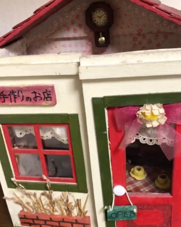 のインスタグラム：「12歳の夏休みの宿題で作ったちいさな家🏠親の介入を予感させる仕上がり」