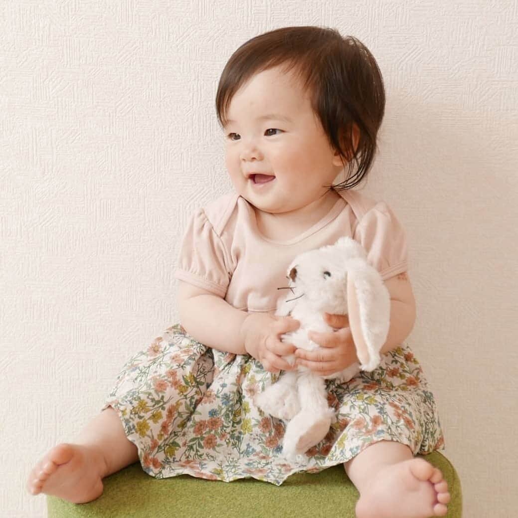 かわいいベビー服・子供服Babychuさんのインスタグラム写真 - (かわいいベビー服・子供服BabychuInstagram)「【あの大人気アイテムが帰ってきた😍エプロンスカート＆パフボディ🎀入荷】 . 着せるだけで🎵女の子ベビーの胸きゅんコーデが完成しちゃう😘 べびちゅオリジナルベビー服が、数量限定で到着❣️ . 安心安全の日本製🇯🇵 出産祝いにも大好評🎁 . 🌈エプロンスカート＆パフボディ サイズ:70/80 カラー展開は…♬ 🌿スモーキーピンク×フラワー 🌿オフホワイト×アッシュギンガム だれからも愛される絶妙なオシャレカラー😘💓 . 取り外しができる巻きスカートに、肌触りバツグンのボディスーツのSET❤️ 見た目はもちろん、着心地にもとことんこだわったとっておきのアイテム👍 . べびちゅでしか手に入らないアイテム、数量限定につき、今すぐGETしてくださいねっ💨💨💨 . . プロフィール欄のURLから、べびちゅHPへGO🧚‍♀️ . . #新作 #べびちゅオリジナル #ループス #loops #ループスコーデ #ボディスーツ #ロンパース #スカートロンパース  #花柄 #春夏新作 #べびちゅ #babychu #ig_kidsphoto #ig_babyphoto #かわいい #子供服 #ベビー服 #親バカ部 #女の子 #娘 #赤ちゃん #ベビーコーデ #キッズコーデ #ベビーファッション #キッズファッション #出産祝い #baby #babychujp」3月27日 19時00分 - babychu2014