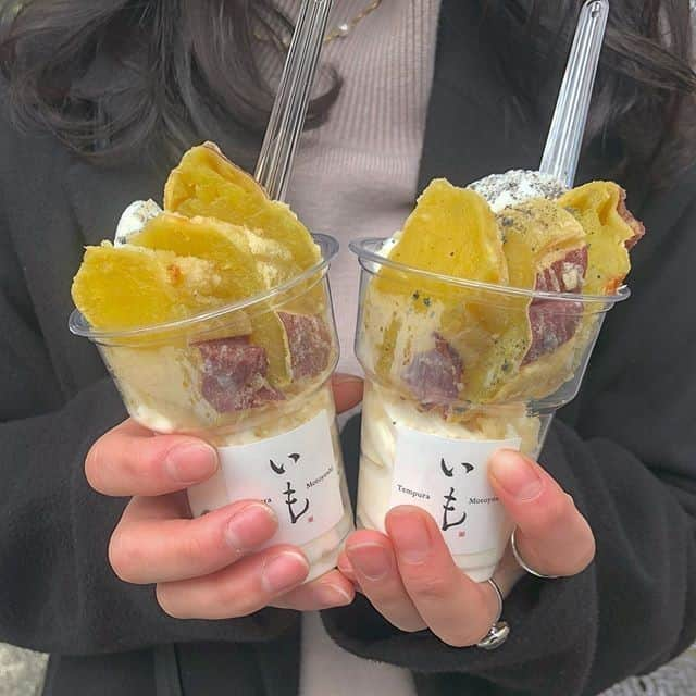 UWASAさんのインスタグラム写真 - (UWASAInstagram)「.⠀ 【#uwasa_東京】⠀ 代官山にある和食屋さんのような佇まいのお店「Tempura Motoyoshiいも」をご紹介🍠🍦⠀ こちらのお店では、芋天ぷらとソフトクリームを合わせた新感覚のスイーツを楽しむことができます😎💓⠀ さつま芋天ぷら＋塩そふと「塩そふと丸十(まるじゅう)」は、甘さとしょっぱさが交互にきていくら食べても飽きない💃⚡️⠀ 冷たいアイスにほかほかのさつまいもが相性抜群です🔥✨⠀ ＊⠀ ↓素敵なアカウントはこちら⠀ [photo by:@_yr119]⠀ ＊⠀ <<✏️=========================>>⠀ グルメに関する素敵なお写真を⠀ 厳選してご紹介しています📷🌈⠀ 【 @uwasa_gourmet 】 or 【 #uwasa 】⠀ をタグ付けであなたの投稿が⠀ Instagramや記事で紹介されちゃうかも👀🎉⠀ 皆さんの素敵なご投稿お待ちしています🌸⠀ <<=========================🔎>>⠀ ＊⠀ #東京 #tokyo #代官山 #東京カフェ #代官山カフェ #カフェ #cafe #カフェ部 #カフェ巡り #ソフトクリーム #softcream #アイス #ice #サツマイモ #芋 #天ぷら #スイーツ #スイーツ好き #スイーツ部 #スイーツ巡り #グルメ #おやつ #おやつタイム #美味しい #yummy #食べ歩き #かわいい」3月27日 19時00分 - joshime_gourmet