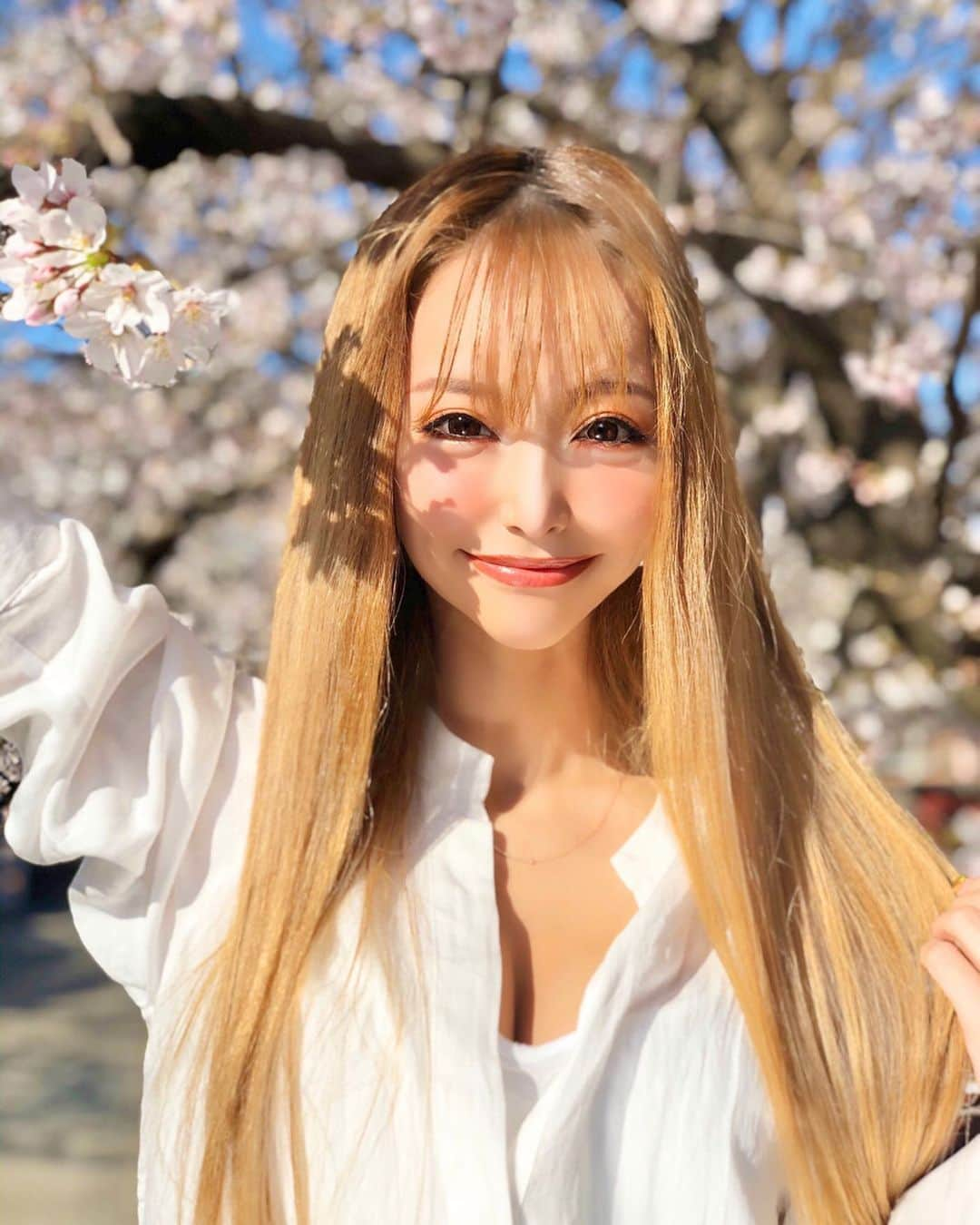 武田静加さんのインスタグラム写真 - (武田静加Instagram)「. . . 🌸🌸🌸 . . . #sakura#さくら#桜#満開#春#spring#pink#ピンク#快晴#ストレートヘア#入学#新入社員  #hairmake#make#makeup#カラコン#ヘアメイク#メイクアップ#selfie#japan#日本」3月27日 19時01分 - takedashizuka0517