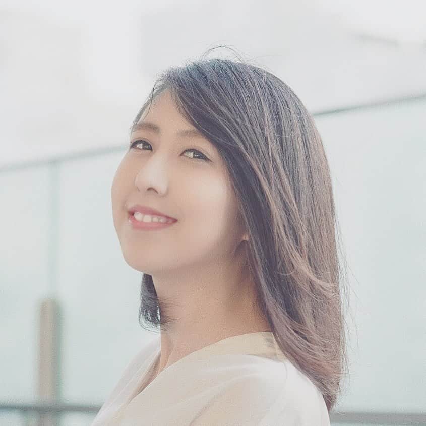 井上麗夢のインスタグラム：「🌸﻿ ﻿ あまりお家にいることに﻿ 慣れてないから﻿ 今回をいい機会に﻿ ゆっくりお家と仲良くなってみる﻿ ﻿ #撮影﻿ #ポートレート﻿ #ポートレートモデル」