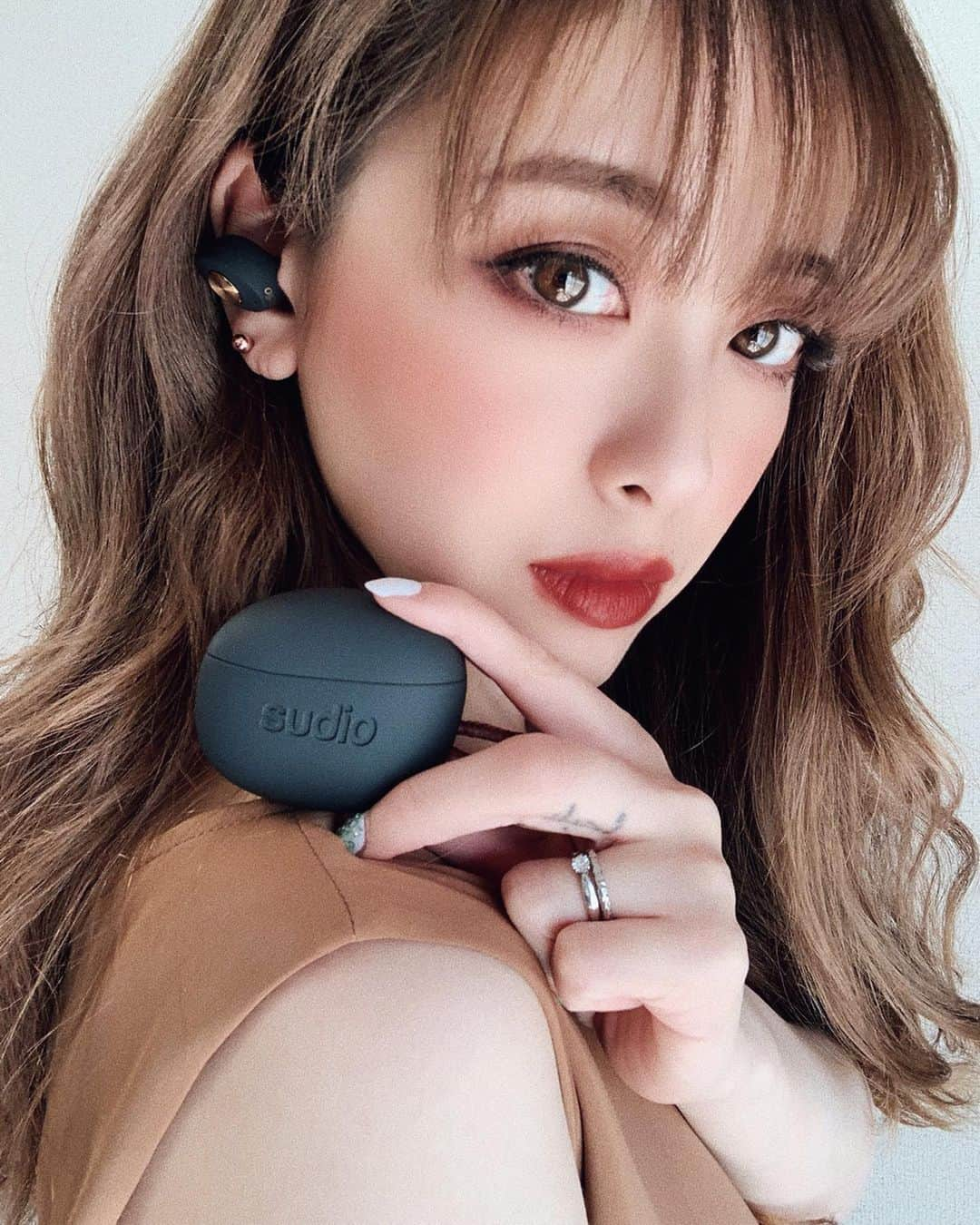 JESSY.Uのインスタグラム：「・ ・ Bluetooth earphone🖤 sudioのTOLV (アントラサイト) をゲットしました 本体も、ケースもデザインすごい可愛くて アクセサリー感覚〜 ・ ・ 価格もリーズナブルで音も良し！！ 連続再生7時間可能♪  Thanks @sudio ・ ・ クーポンコード「miiko」にて Sudio公式サイトで全商品を15%オフで購入できます💚 有効期限は2020年6月11日までです。 ・ ・ 🌸 新生活応援キャンペーン 3月9日〜3月31日の間にイヤホンをご購入いただいた方へ Sudioオリジナルカードケースとギフト包装キットを無料でプレゼントしてるみたいです🌸 ・ カードケースもかわいいよー！！ ・ ・ #sudio #sudiomoments  #PR #wireless #Bluetooth #earphone #イヤホン #bluetoothイヤホン  #音楽　#dj #selfie #どあっぷ  #accessory #tolv」