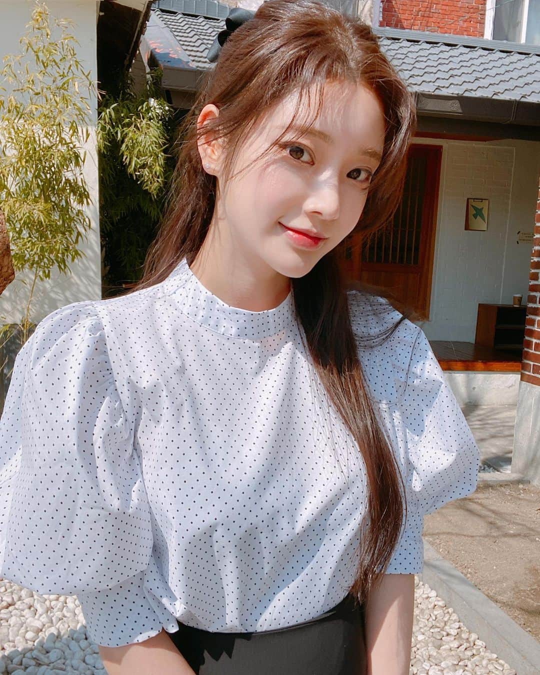 Chuuのインスタグラム：「러블리하게 만들어쥬는 블라우스🖤🤍 얼굴 작아보이게 해주는 퍼프소매랍니댱✨」